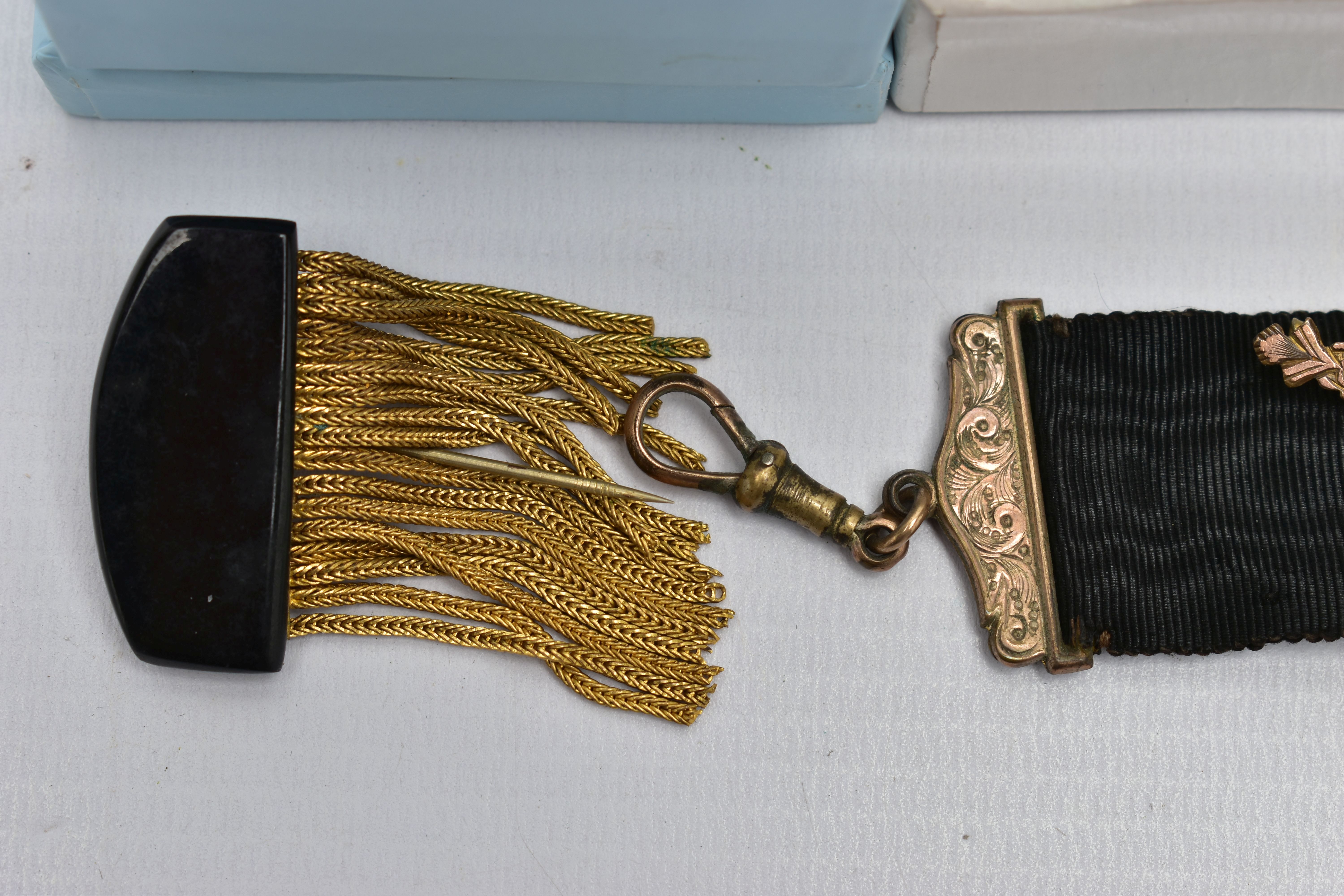 AN ASSORTMENT OF 19TH CENTURY JEWELLERY, to include two gold fronted brooches, the first set with - Image 6 of 6