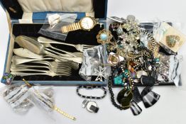 A COLLECTION OF YELLOW METAL, WHITE METAL AND COSTUME JEWELLERY, to include a pair of yellow metal