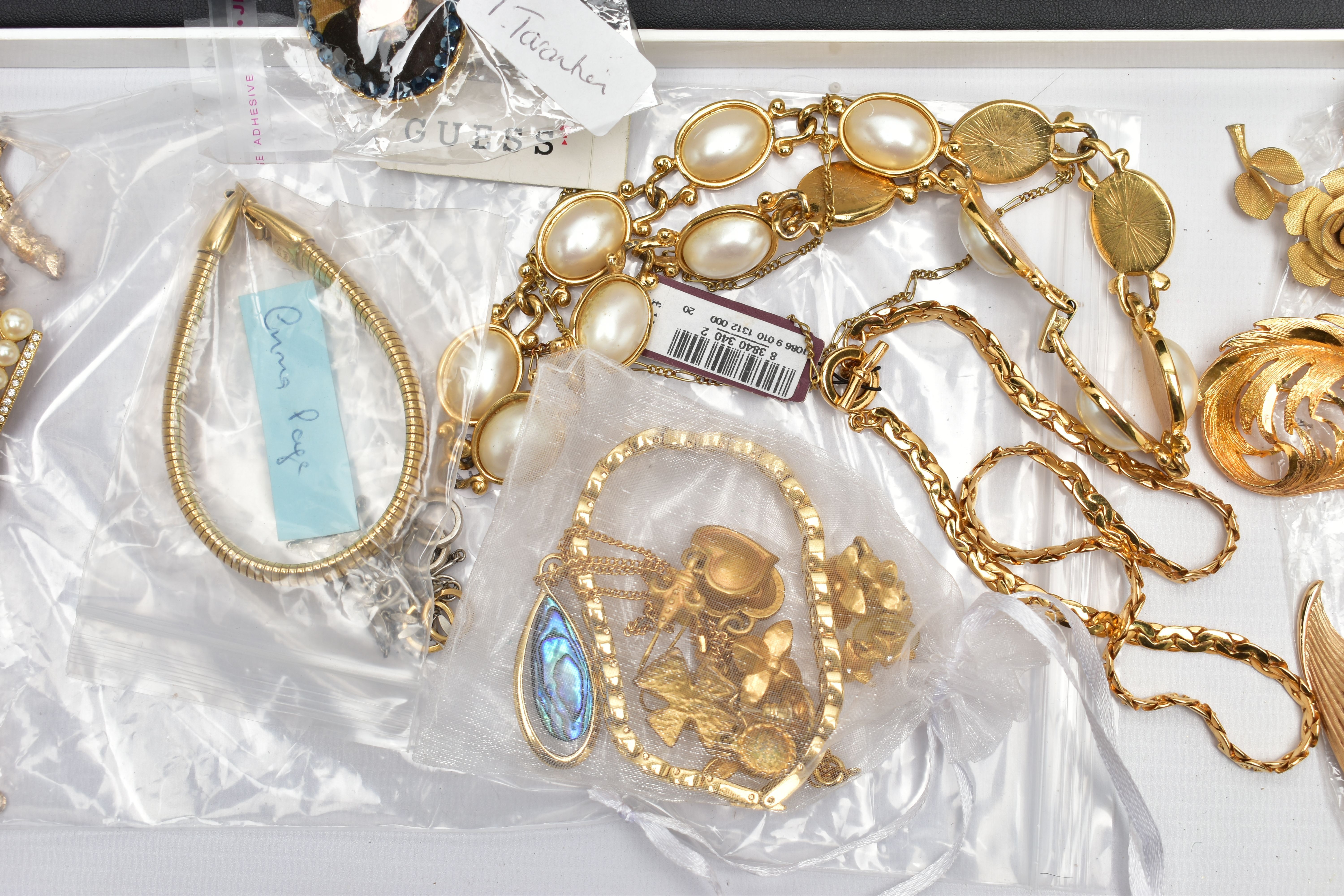 AN ASSORTMENT OF COSTUME JEWELLERY, to include two boxed Aurora Borealis necklaces, a large quantity - Image 7 of 9