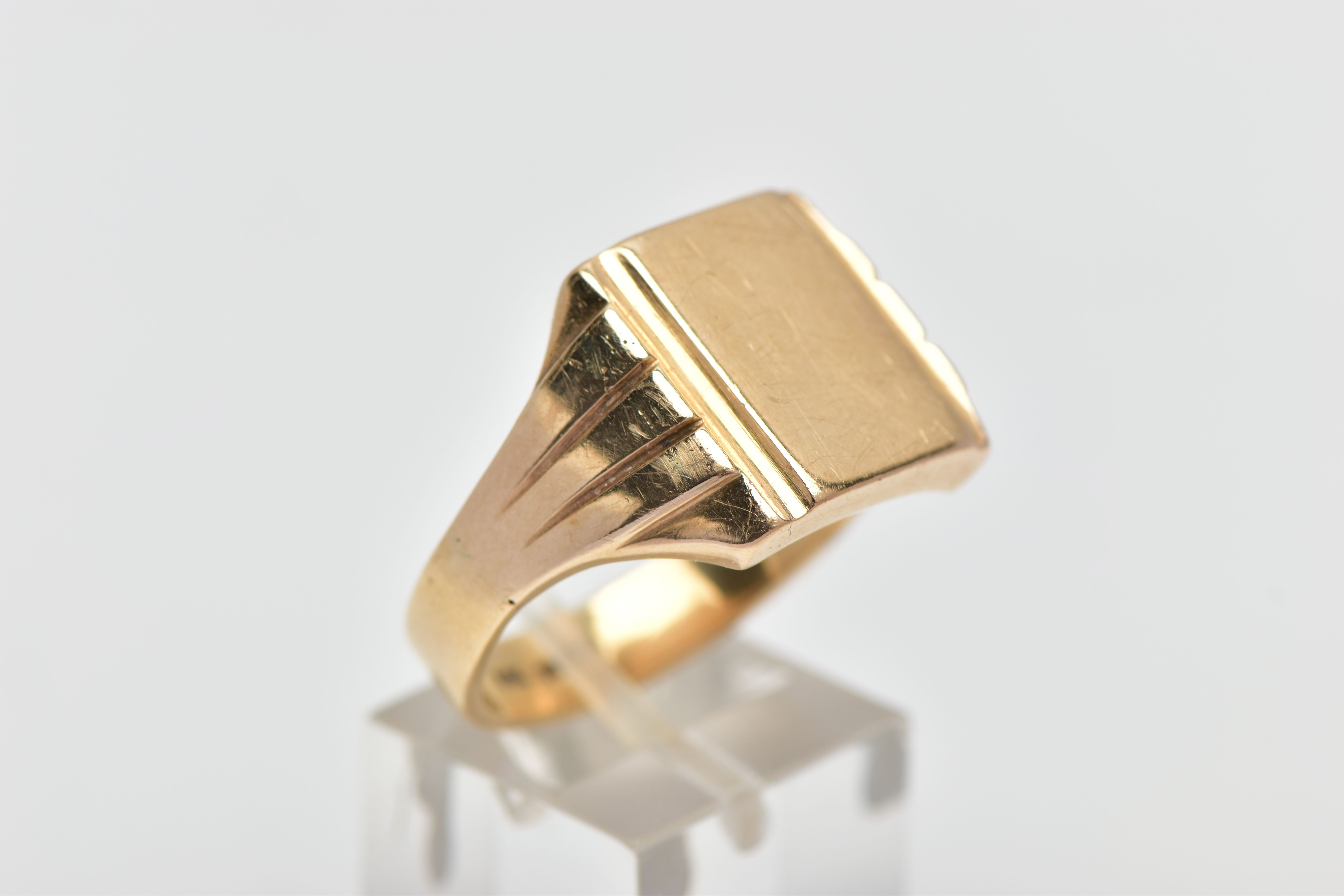 A GENTLEMANS YELLOW METAL SIGNET RING, designed as a rectangular shape plain polished panel, with - Image 4 of 4