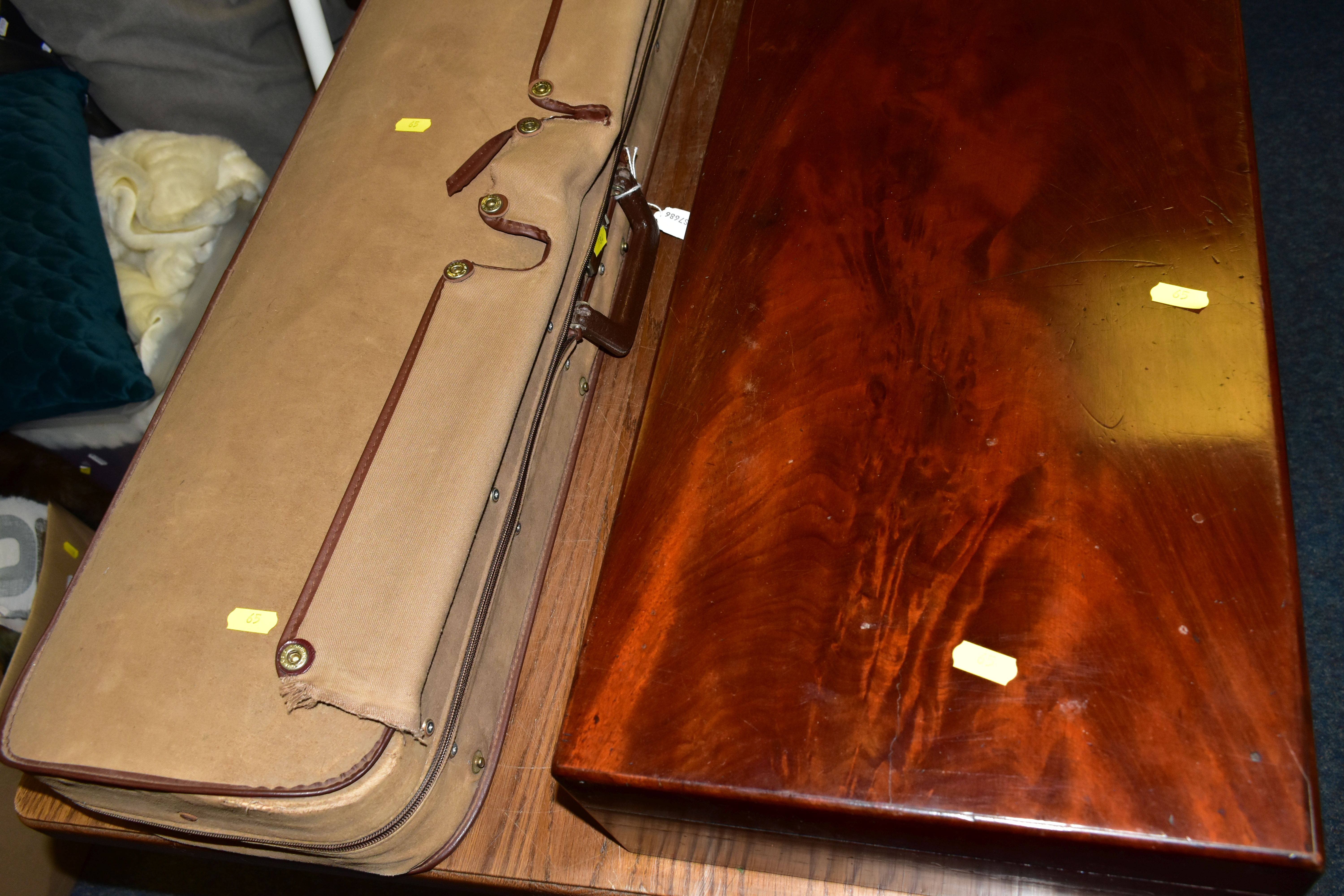 A FLAME MAHOGANY DOUBLE VIOLIN CASE with top and tail apertures for 14in bodied violins, four - Bild 2 aus 7