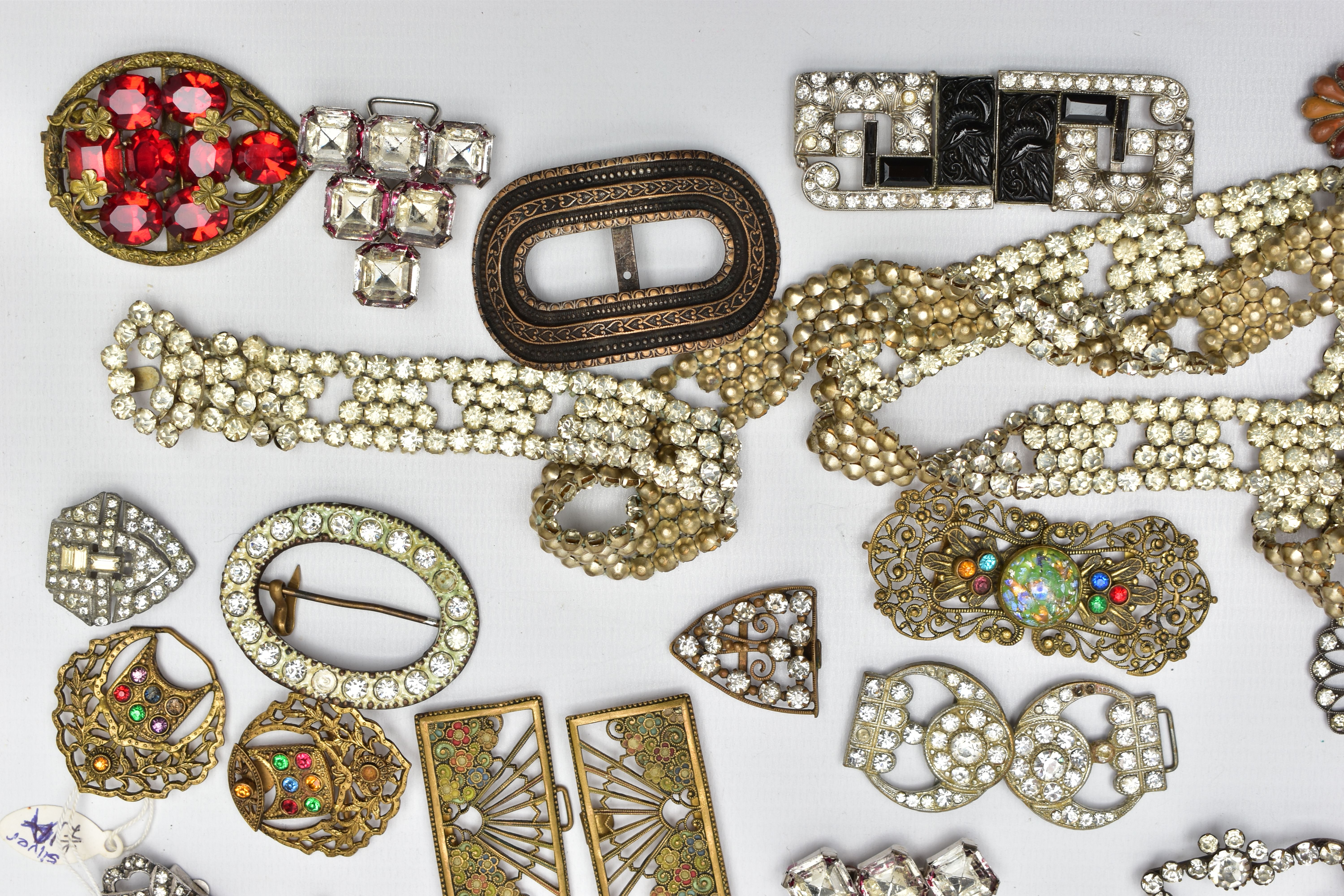 A BOX OF ASSORTED BUCKLES AND CLIPS, to include a selection of yellow and white metal buckles and - Image 4 of 11