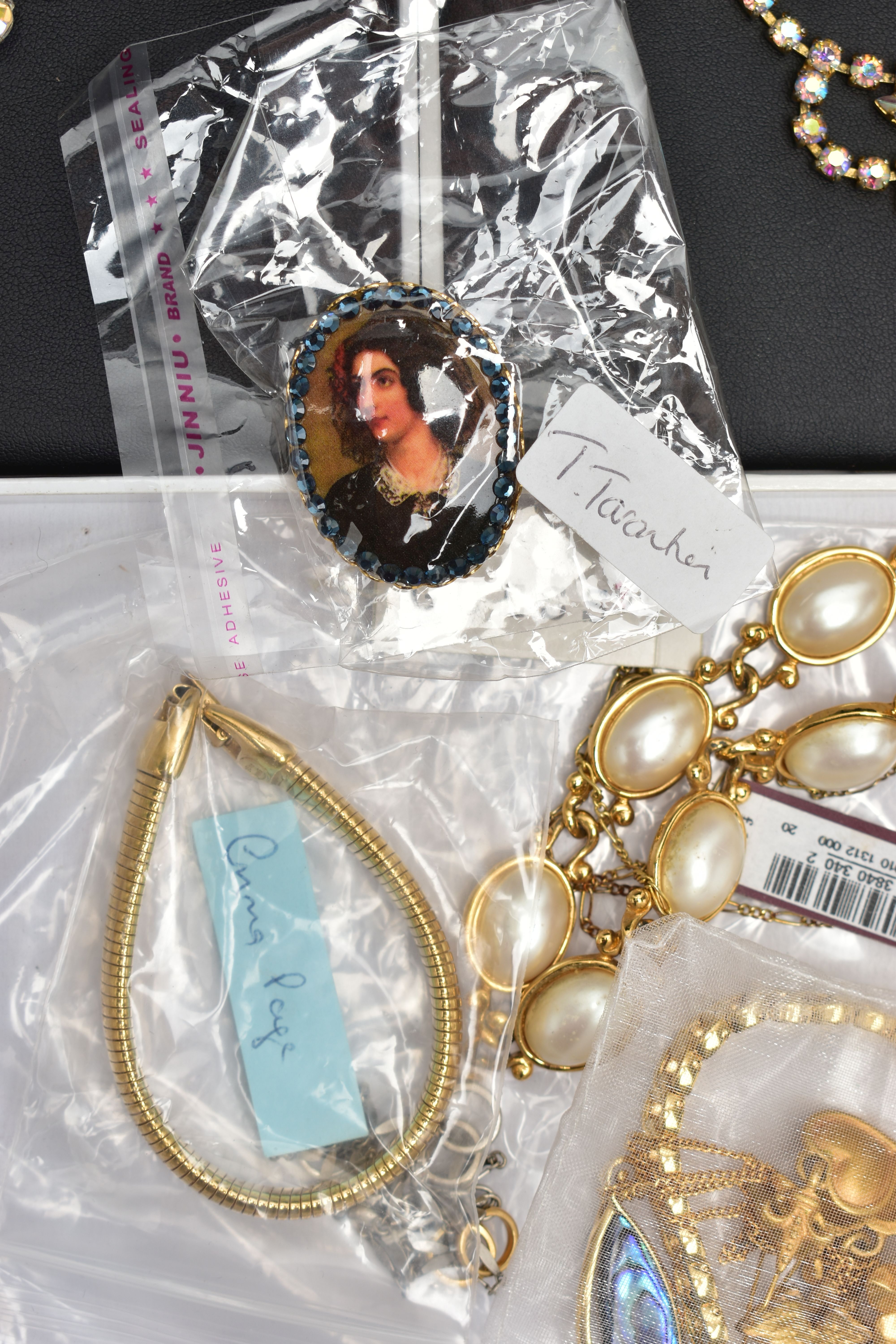 AN ASSORTMENT OF COSTUME JEWELLERY, to include two boxed Aurora Borealis necklaces, a large quantity - Image 6 of 9