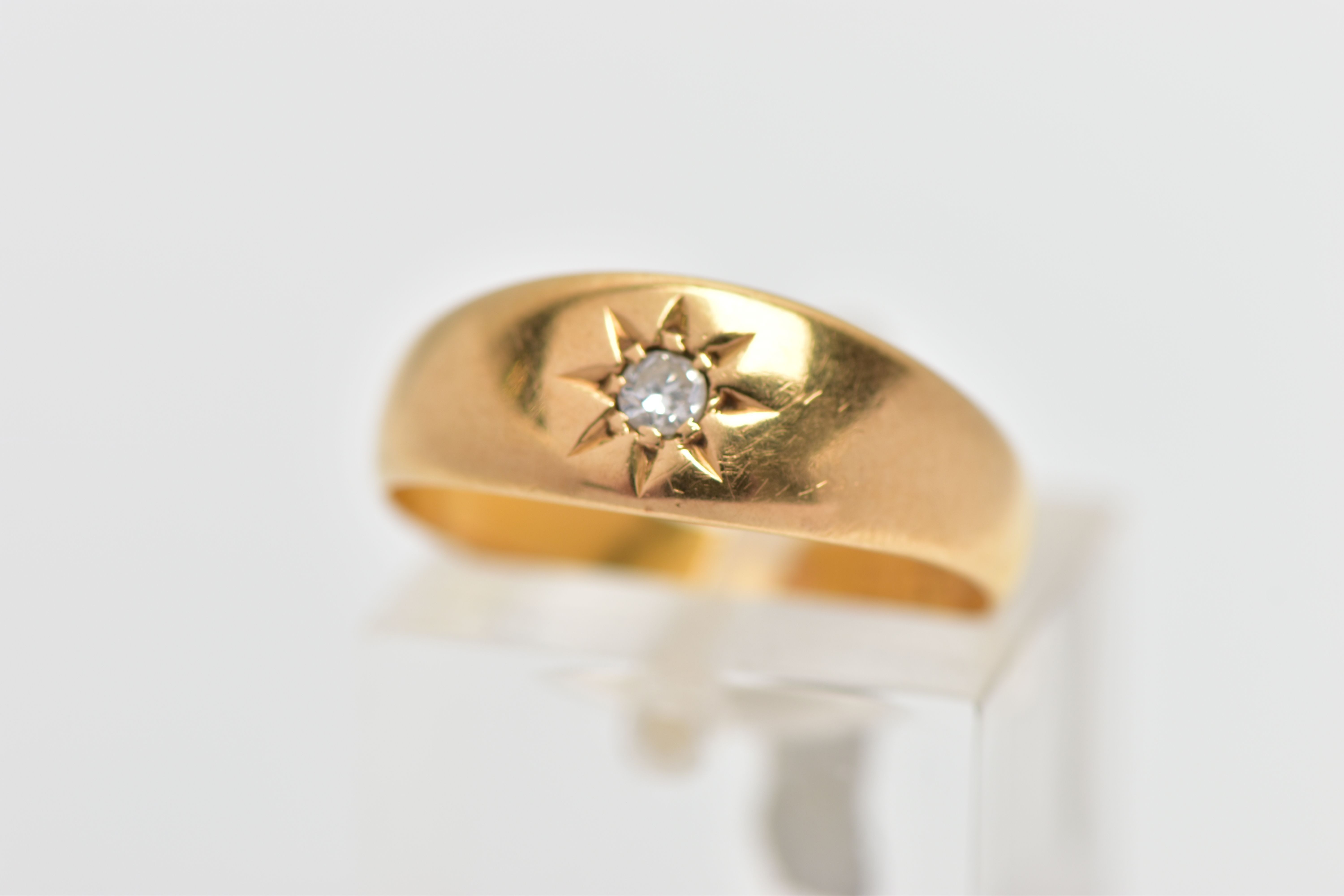 AN EARLY 20TH CENTURY 1920'S 22CT YELLOW GOLD DIAMOND SINGLE STONE RING, set with a single cut