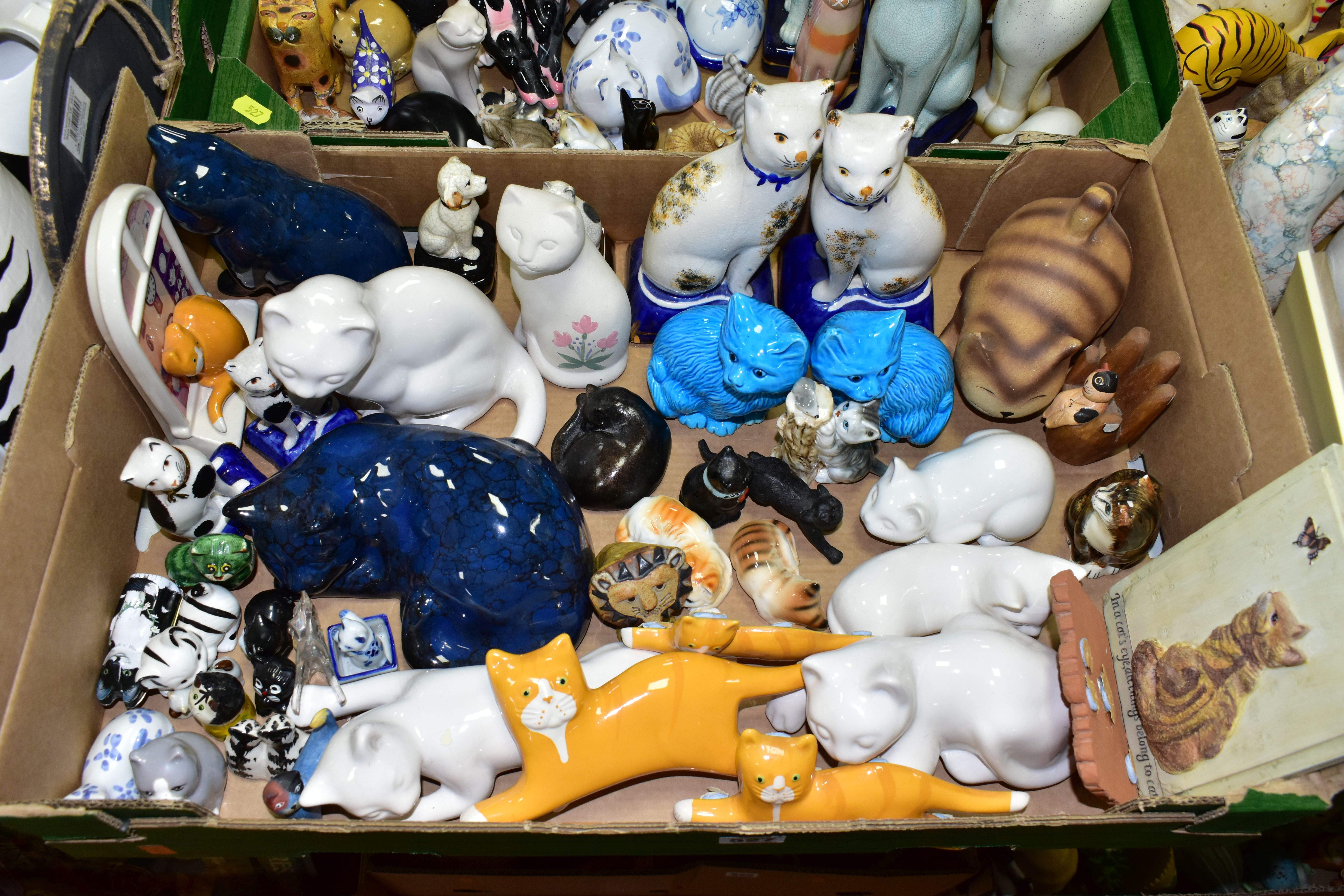 FIVE BOXES OF CAT ORNAMENTS AND OTHER CAT THEMED ITEMS, over one hundred ornaments to include two - Image 3 of 6