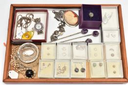 AN ASSORTMENT OF SILVER AND WHITE METAL JEWELLERY, to include a silver and plastic cameo brooch,