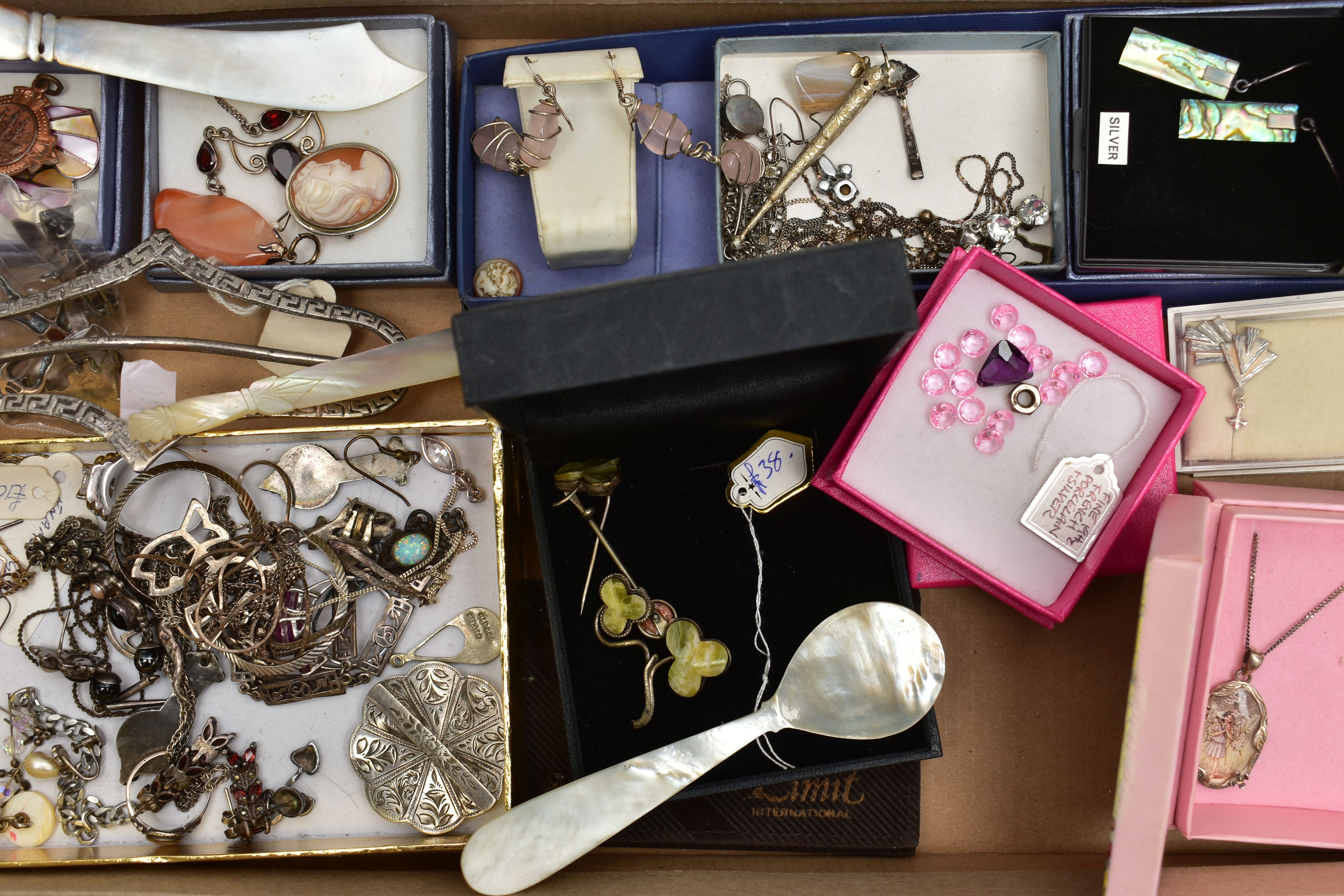 AN ASSORTMENT OF SILVER AND WHITE METAL JEWELLERY, to include a silver ingot in the shape of Great - Image 4 of 7