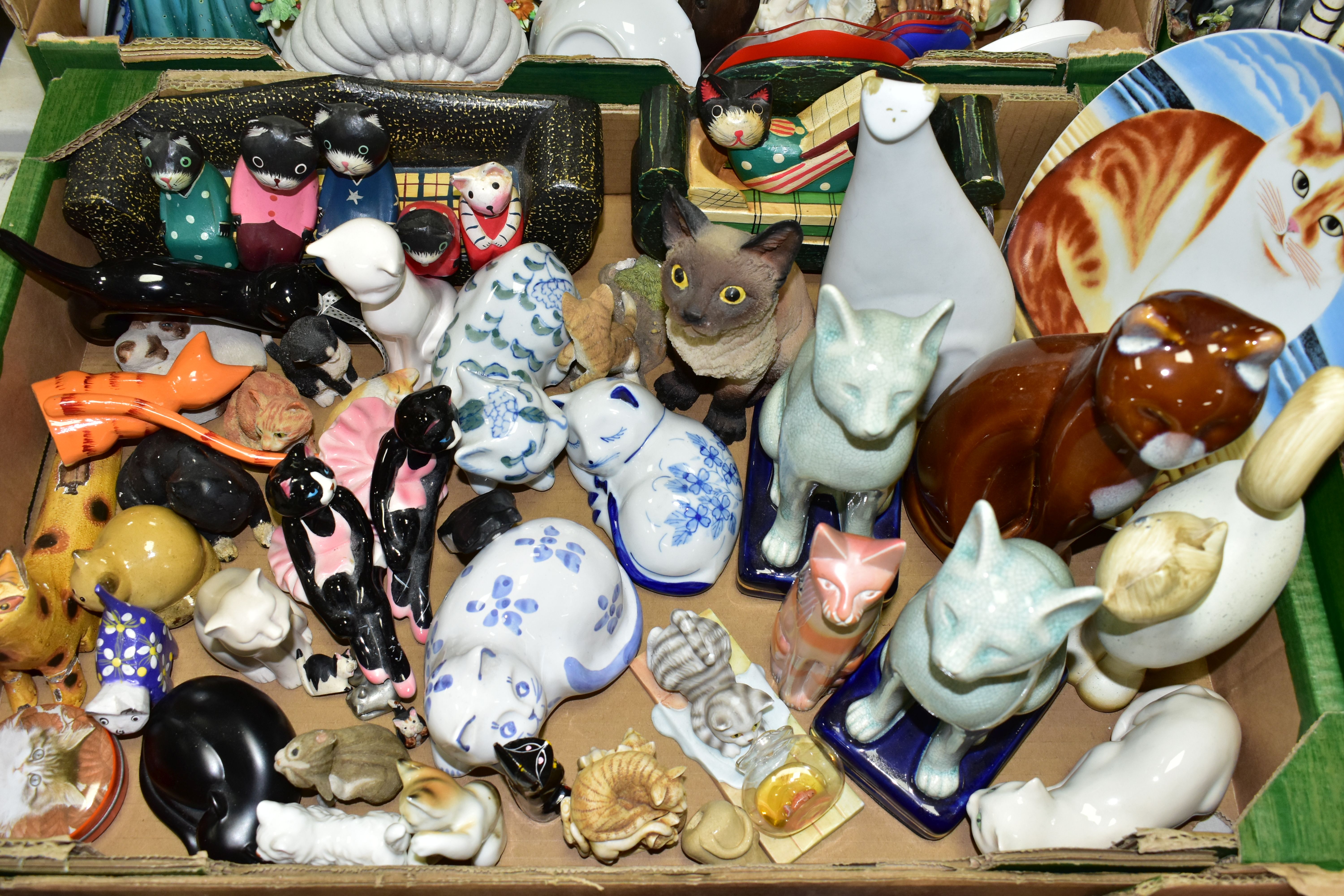 FIVE BOXES OF CAT ORNAMENTS AND OTHER CAT THEMED ITEMS, over one hundred ornaments to include two - Image 5 of 6