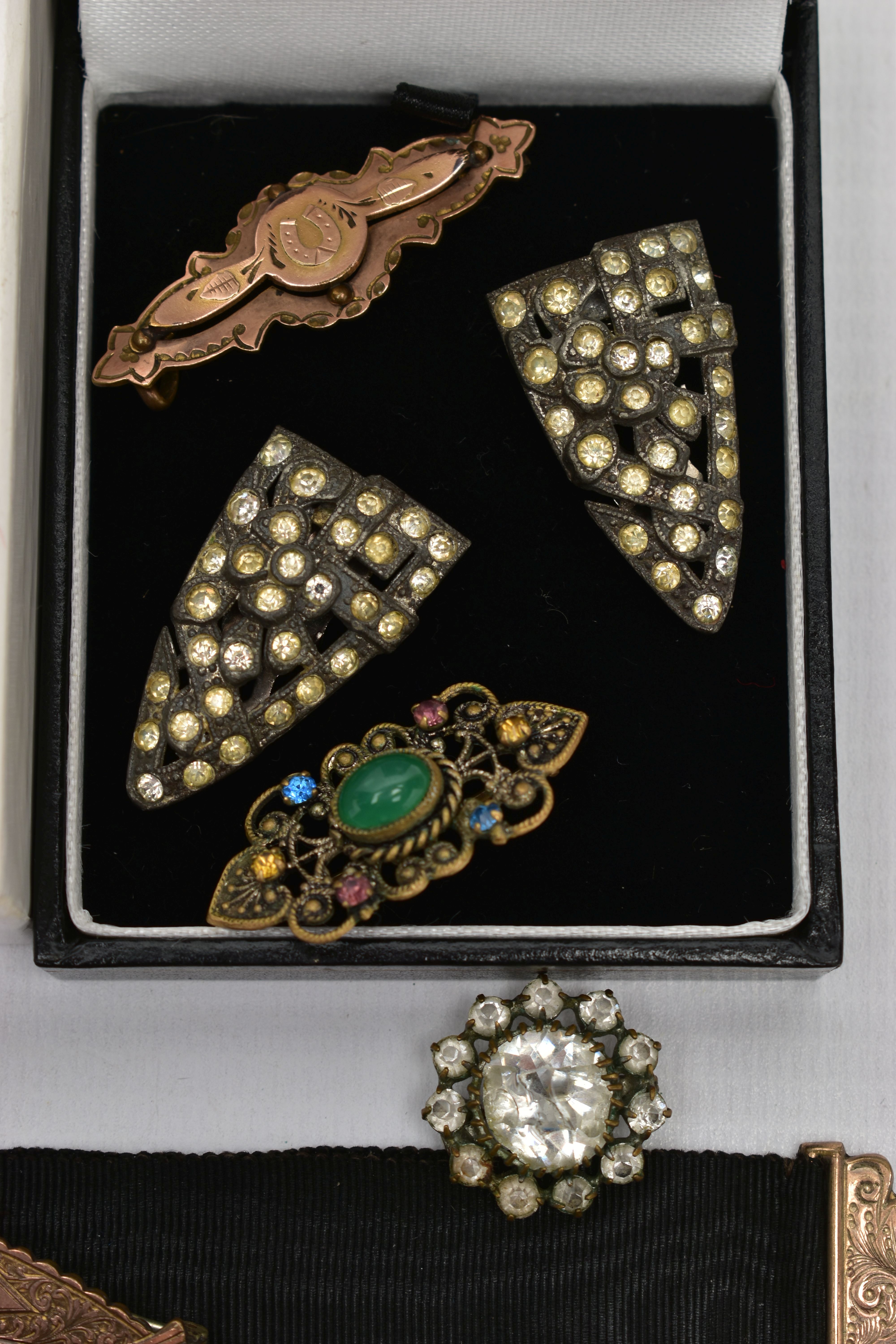 AN ASSORTMENT OF 19TH CENTURY JEWELLERY, to include two gold fronted brooches, the first set with - Image 3 of 6