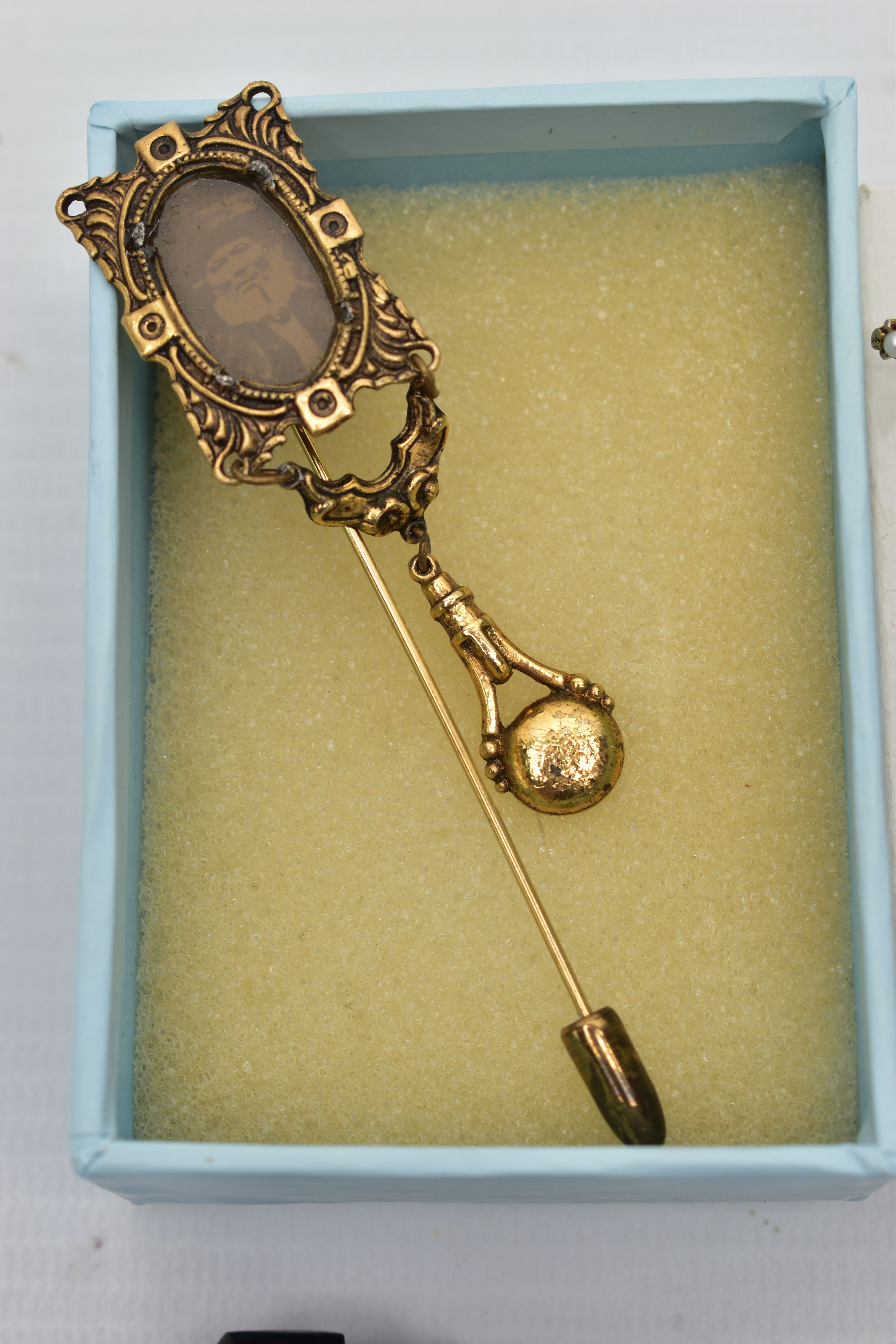 AN ASSORTMENT OF 19TH CENTURY JEWELLERY, to include two gold fronted brooches, the first set with - Image 4 of 6