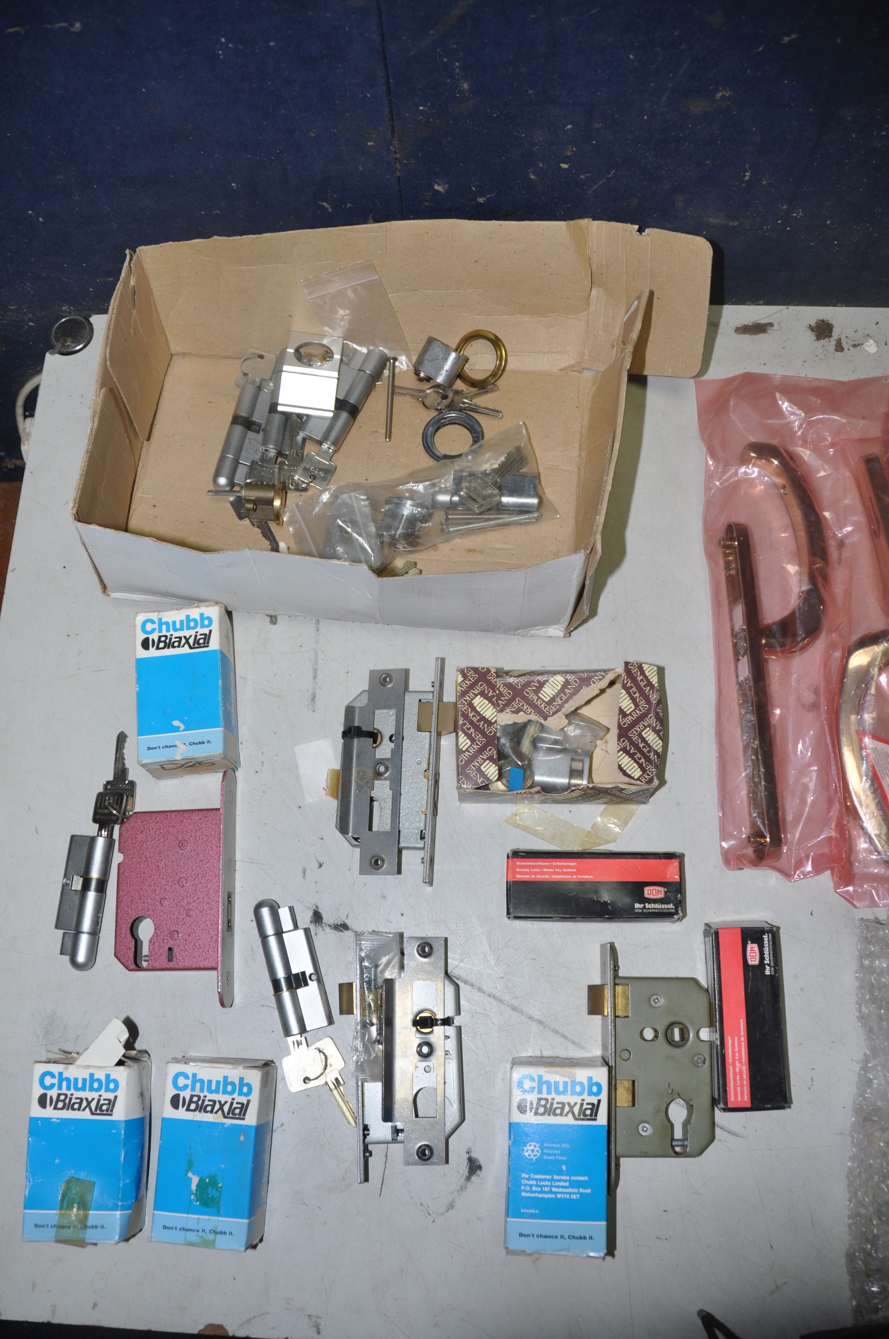 A BOX OF LOCKS AND HANDLES, to include a quantity of locks with keys to include Chubb, DOM, Union - Image 4 of 4