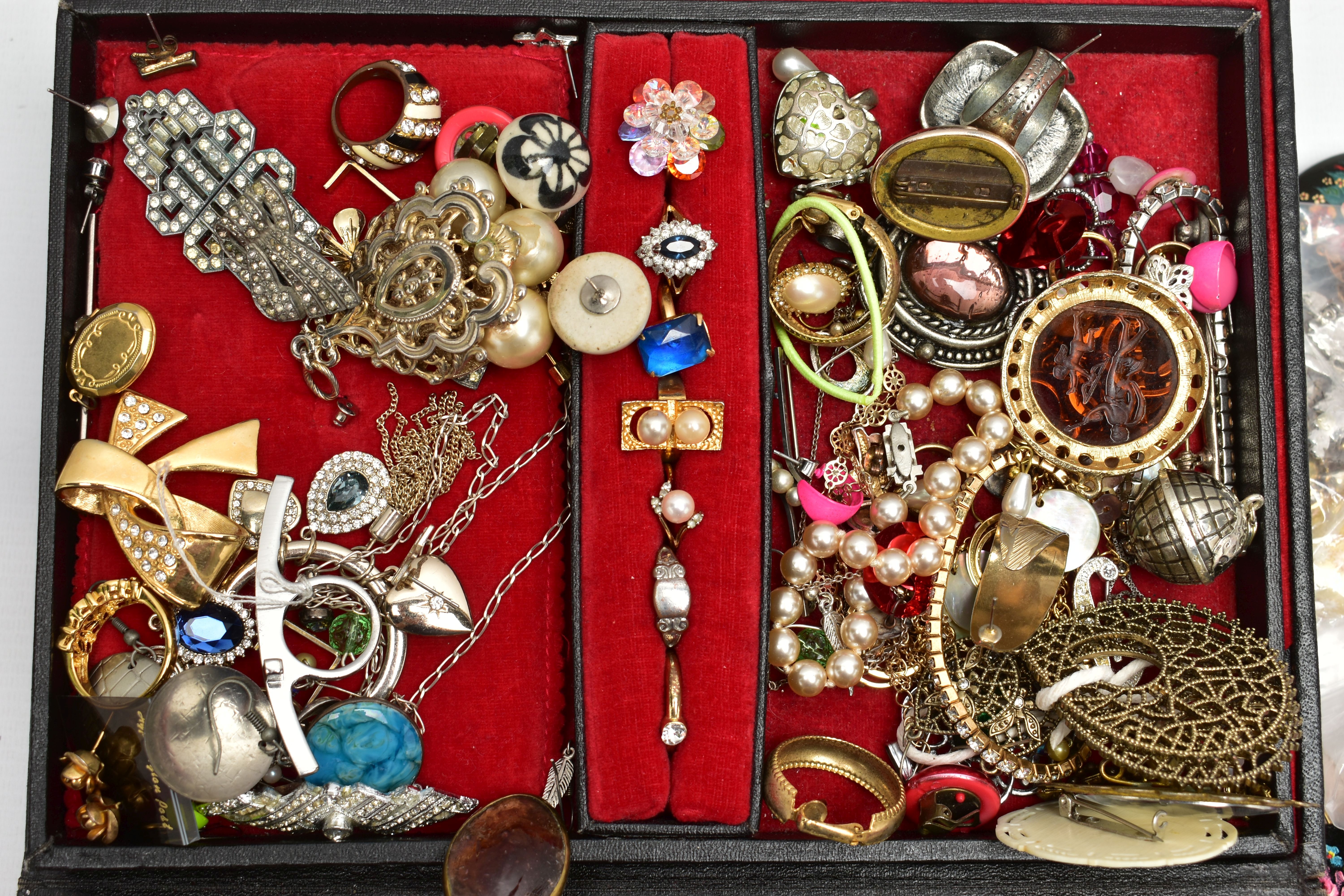 AN ASSORTMENT OF COSTUME JEWELLERY, to include a selection of white metal and marcasite brooches, - Image 2 of 5