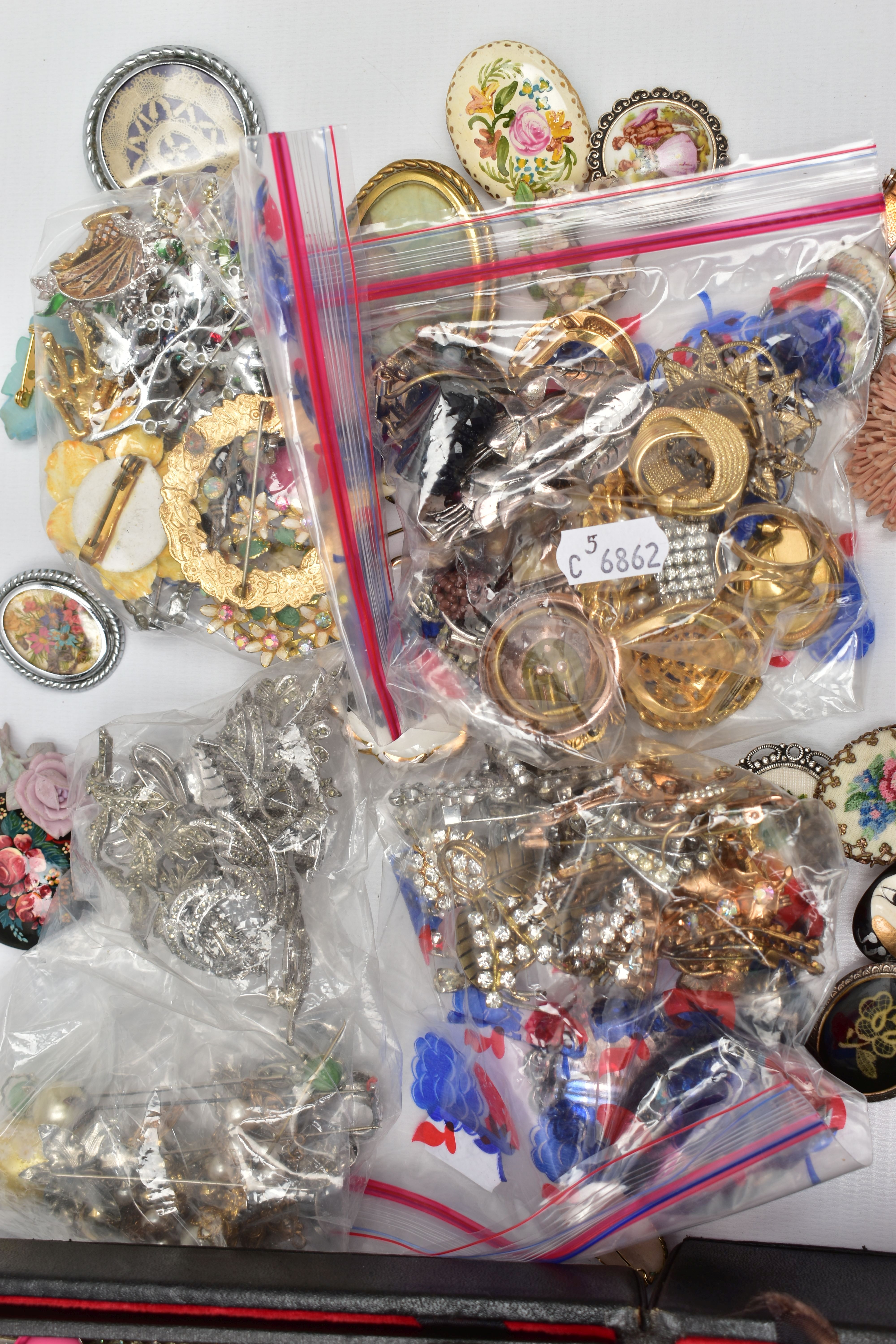 AN ASSORTMENT OF COSTUME JEWELLERY, to include a selection of white metal and marcasite brooches, - Image 5 of 5