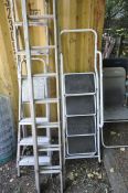 AN ALUMINIUM SINGLE EXTENSION LADDER, along with three various step ladders (4)