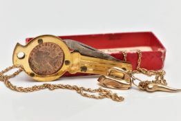 A YELLOW METAL NECKLACE, TWO YELLOW METAL CHARMS AND 'LUCKY FARTHING' PEN KNIFE, the necklace