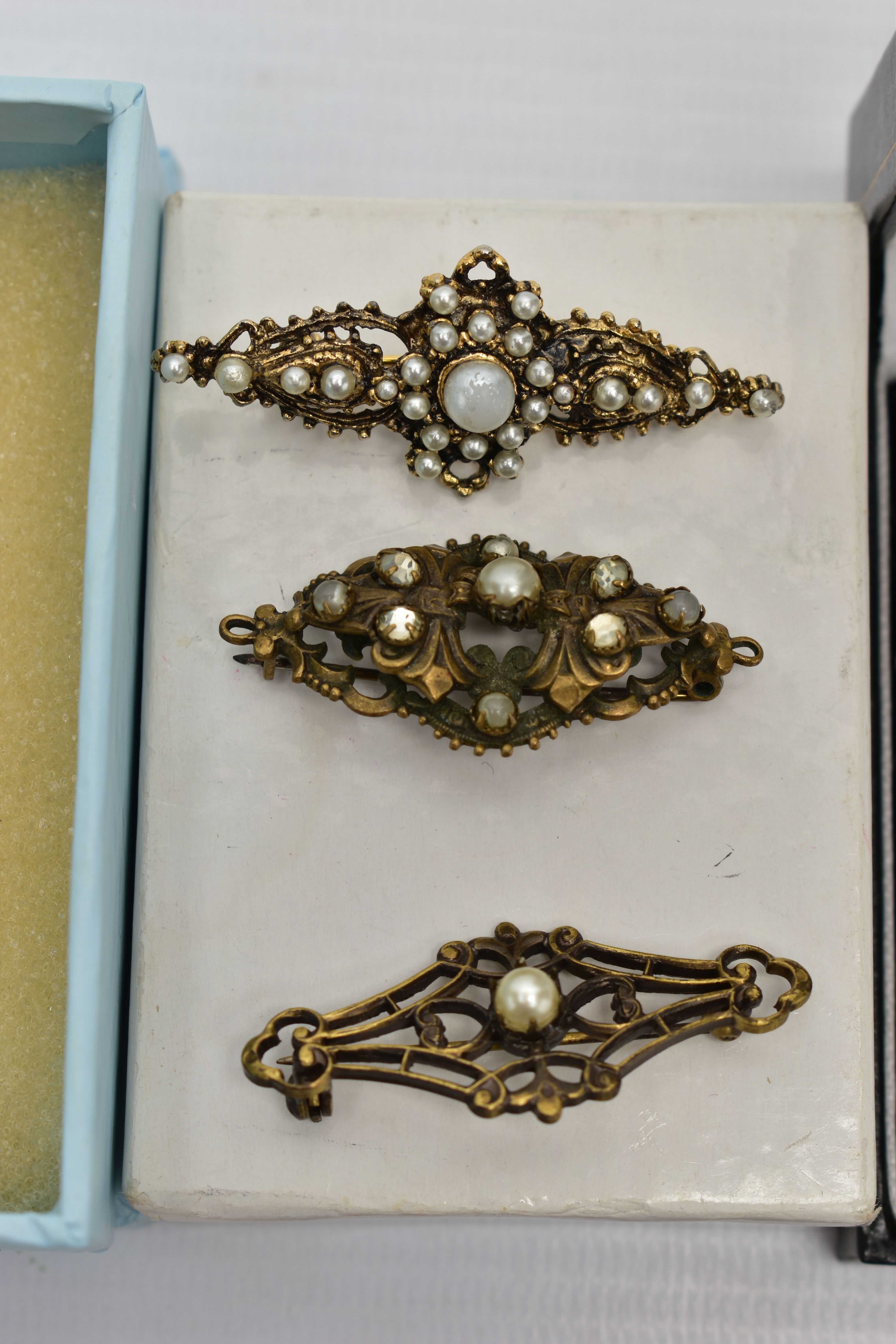 AN ASSORTMENT OF 19TH CENTURY JEWELLERY, to include two gold fronted brooches, the first set with - Image 2 of 6