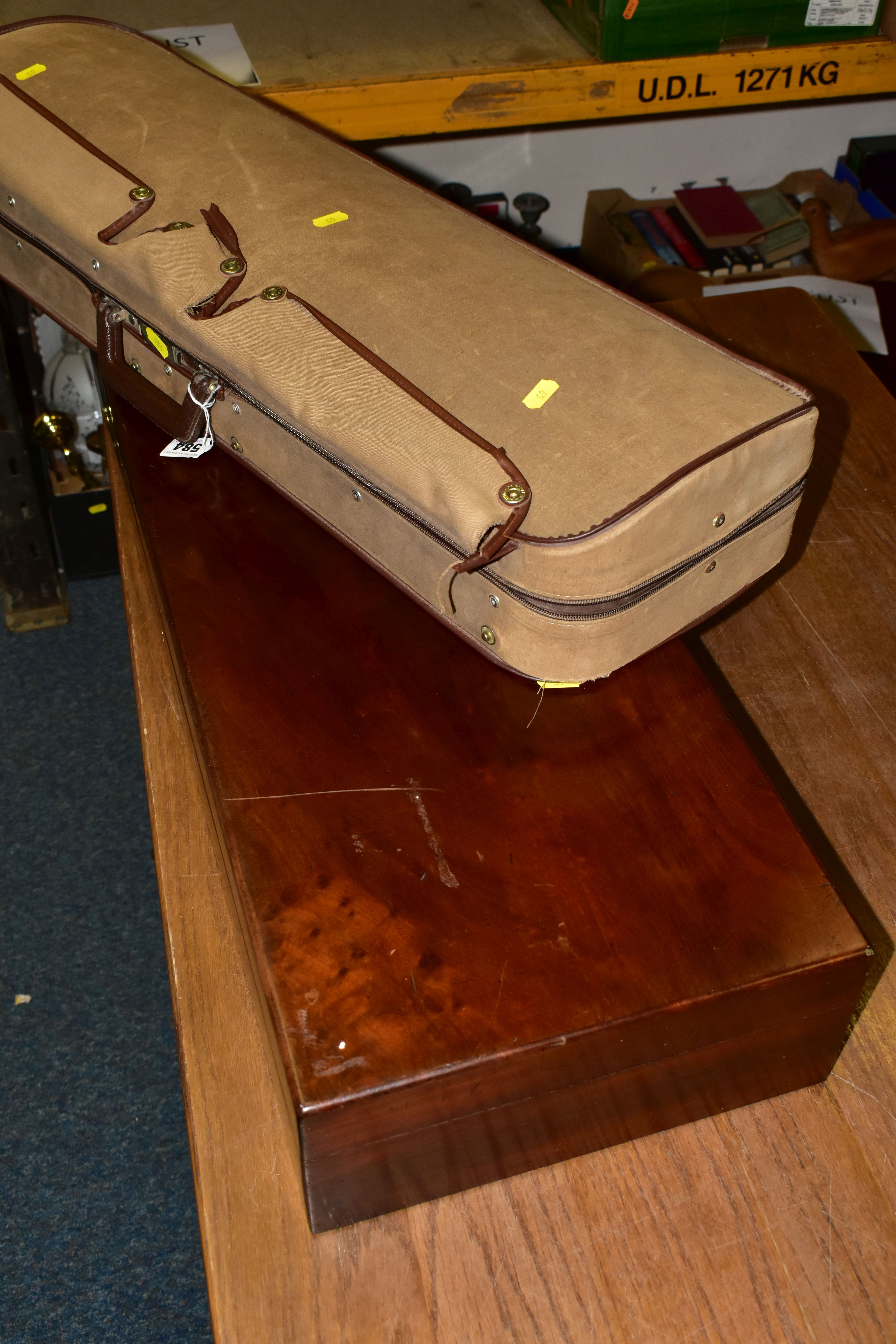 A FLAME MAHOGANY DOUBLE VIOLIN CASE with top and tail apertures for 14in bodied violins, four - Bild 5 aus 7