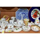 A COLLECTION OF AYNSLEY, COALPORT, OTHER GIFTWARE AND CERAMICS, including an Aynsley fruit decorated