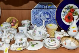 A COLLECTION OF AYNSLEY, COALPORT, OTHER GIFTWARE AND CERAMICS, including an Aynsley fruit decorated