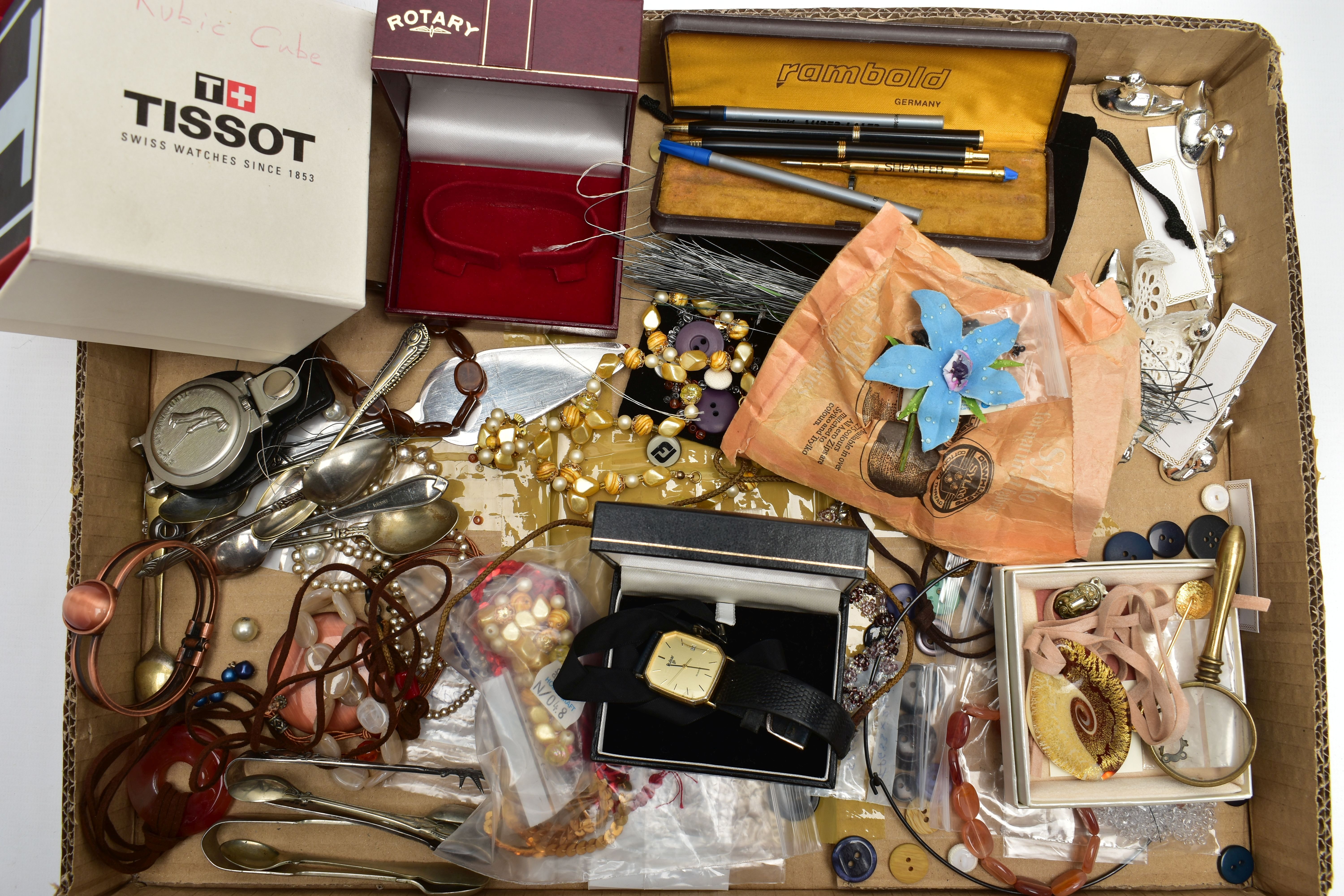 AN ASSORTMENT OF WHITE METAL AND COSTUME JEWELLERY, to include a set of eight white metal table name