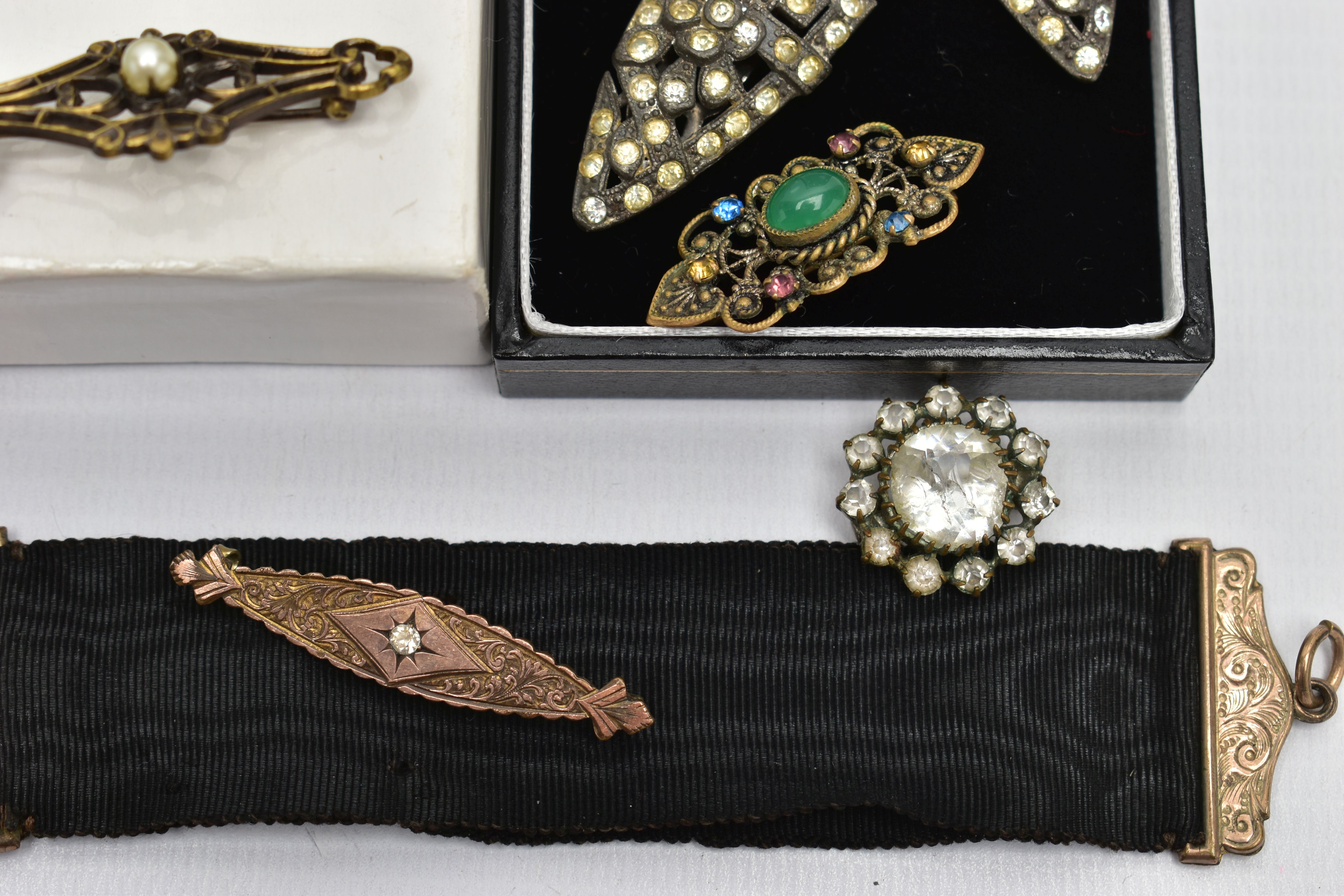AN ASSORTMENT OF 19TH CENTURY JEWELLERY, to include two gold fronted brooches, the first set with - Image 5 of 6