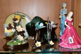 A GROUP OF CERAMICS INCLUDING COALPORT LADY 'BELINDA' AND A ROYAL DOULTON CLASSIQUE RESIN FIGURE '