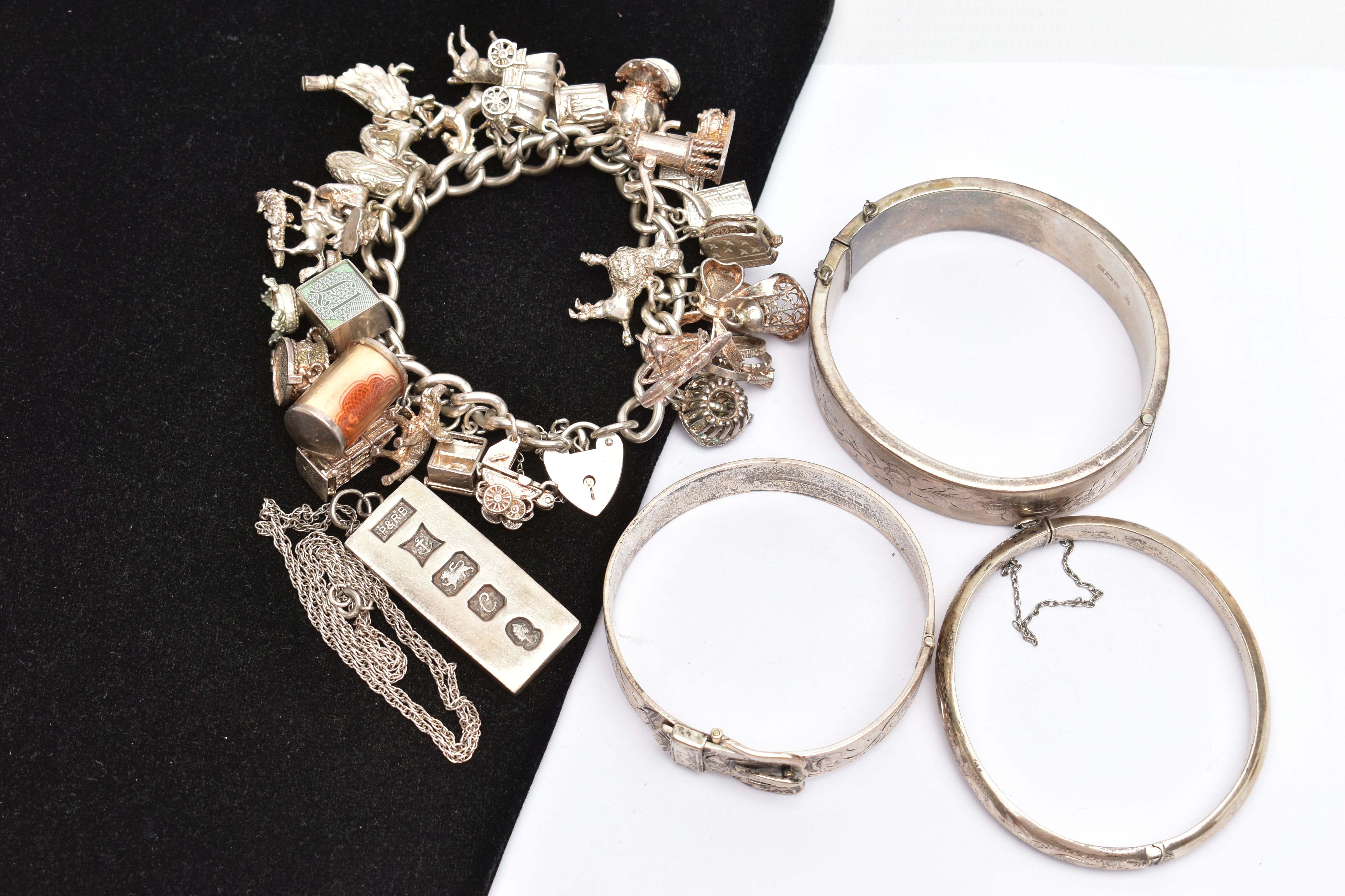 AN ASSORTMENT OF SILVER JEWELLERY, to include a buckle bangle, detailed with a floral design,