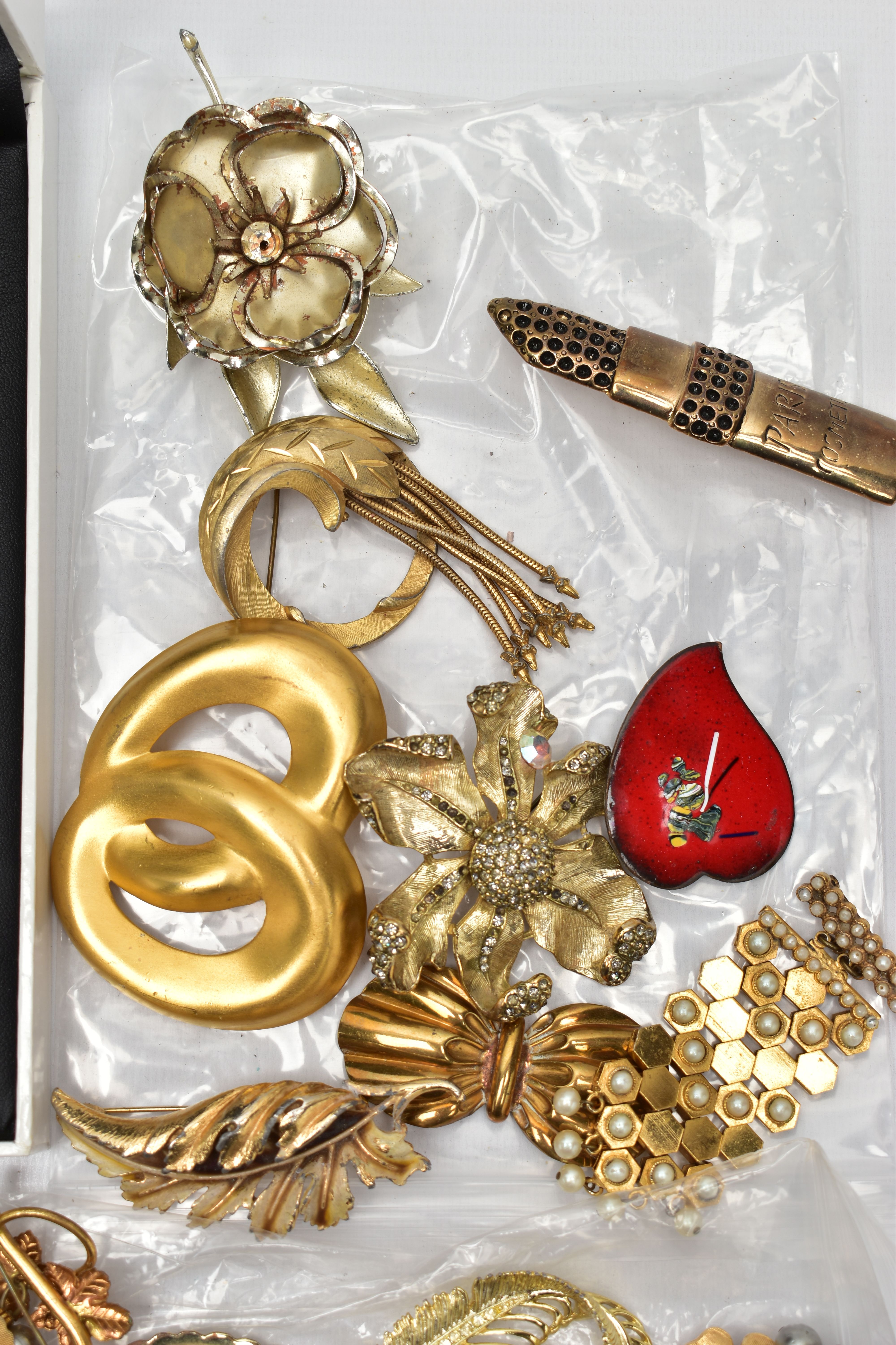 AN ASSORTMENT OF COSTUME JEWELLERY, to include two boxed Aurora Borealis necklaces, a large quantity - Image 9 of 9