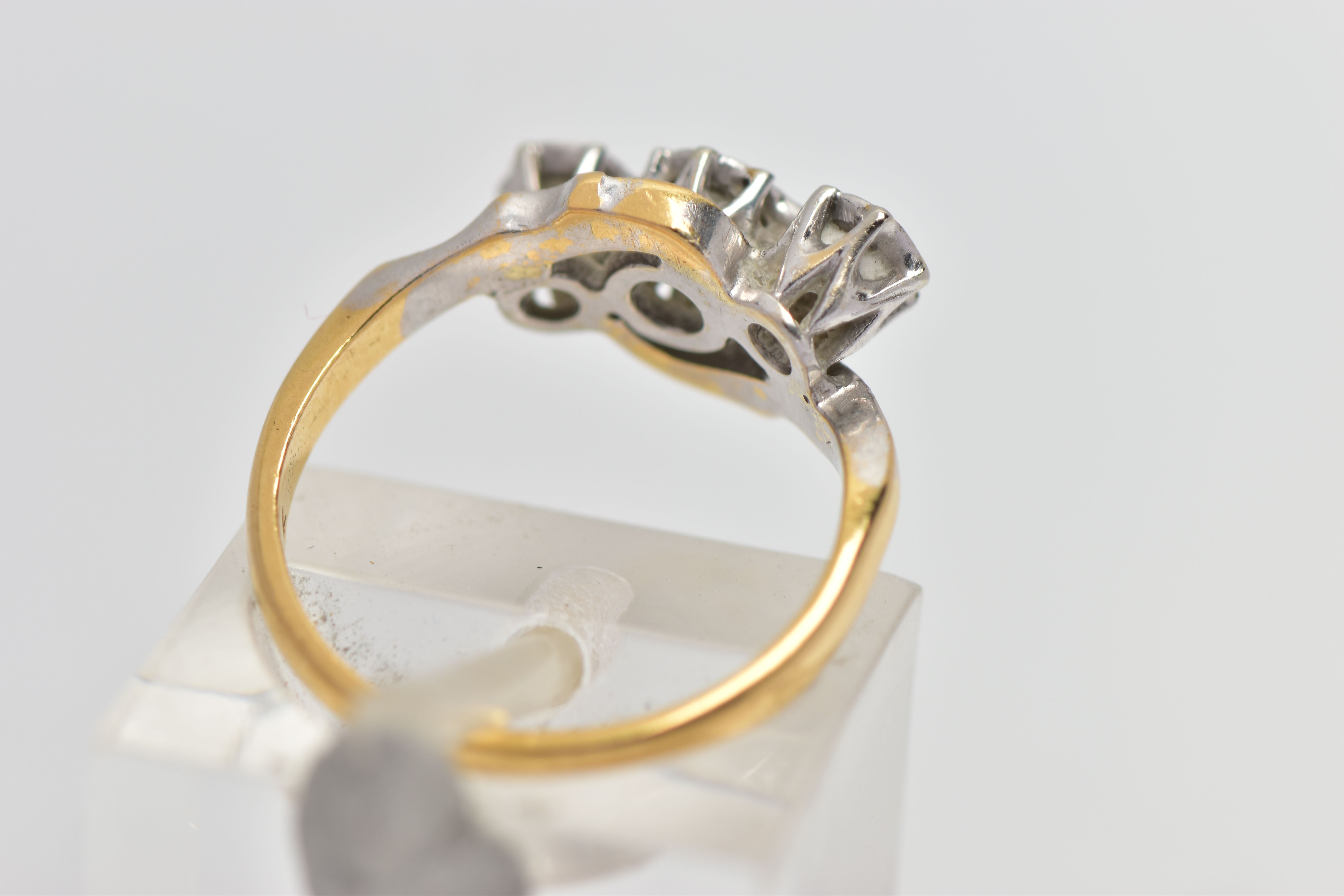 A YELLOW METAL THREE STONE DIAMOND RING, designed with three graduated, round brilliant cut - Image 3 of 4
