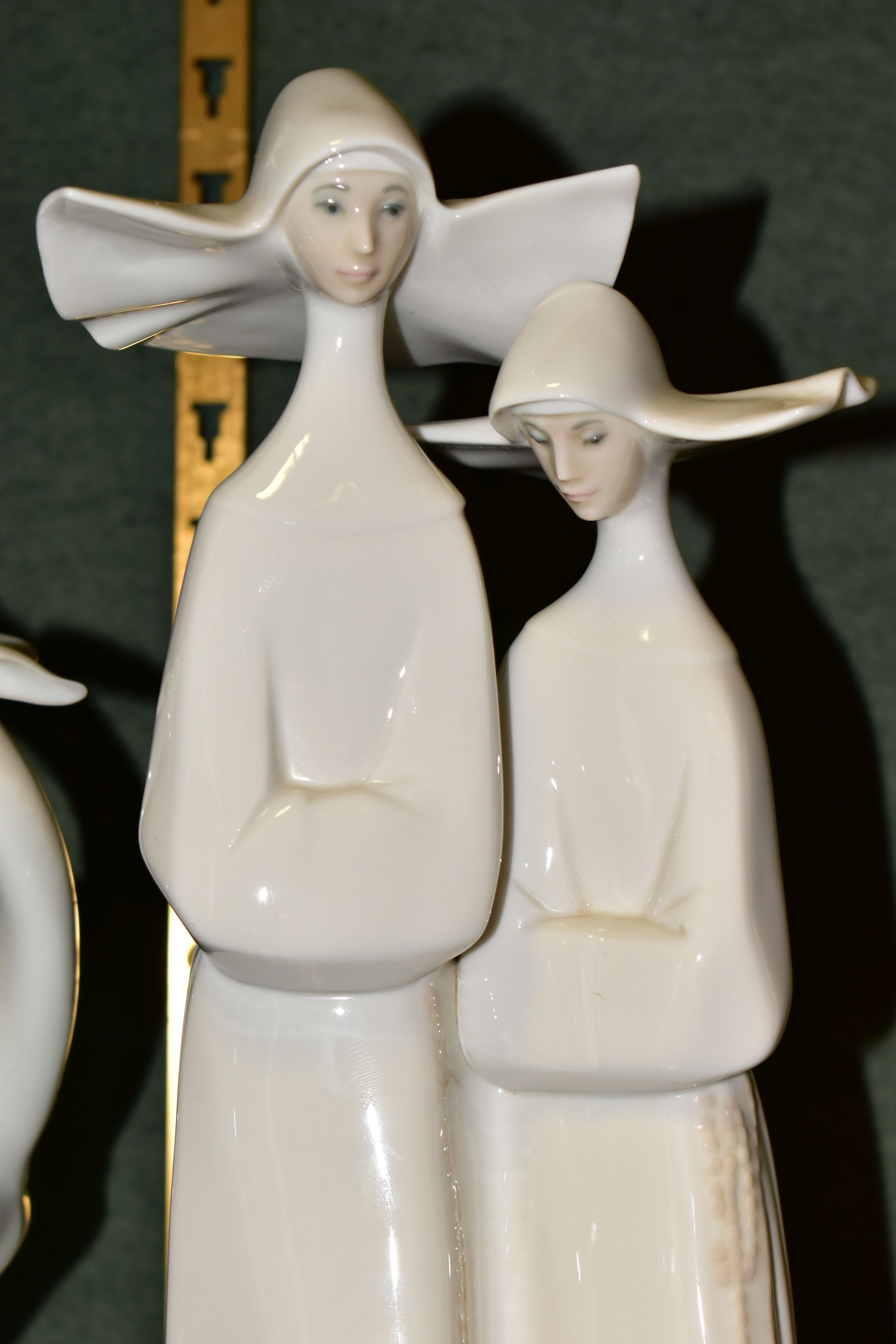 THREE LLADRO FIGURES / GROUPS SCULPTED BY FULGENCIO GARCIA, comprising Market Day Girl, modelled - Image 3 of 7