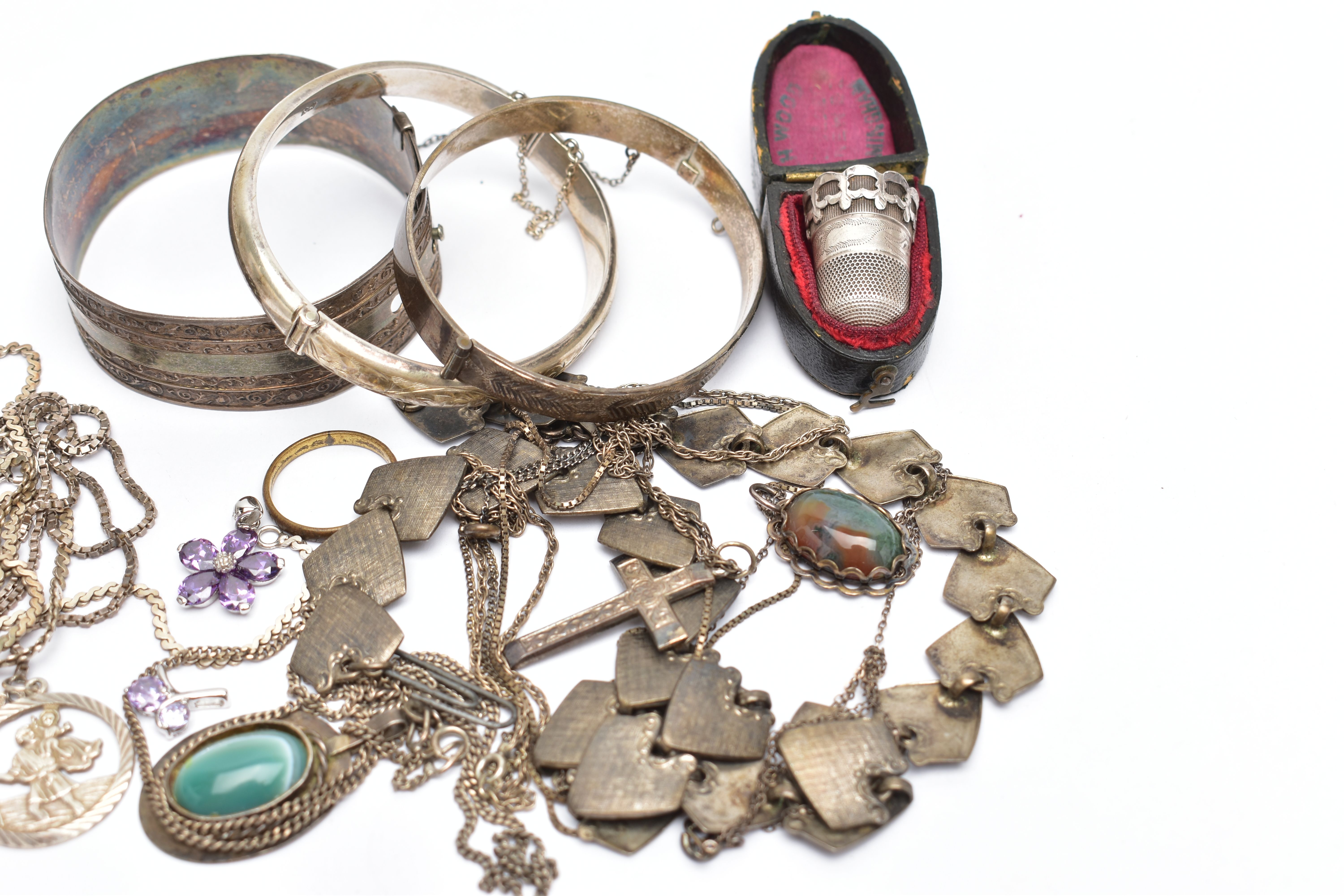 AN ASSORTMENT OF SILVER AND WHITE METAL JEWELLERY, to include a hinged silver domed bangle, engraved - Image 4 of 4