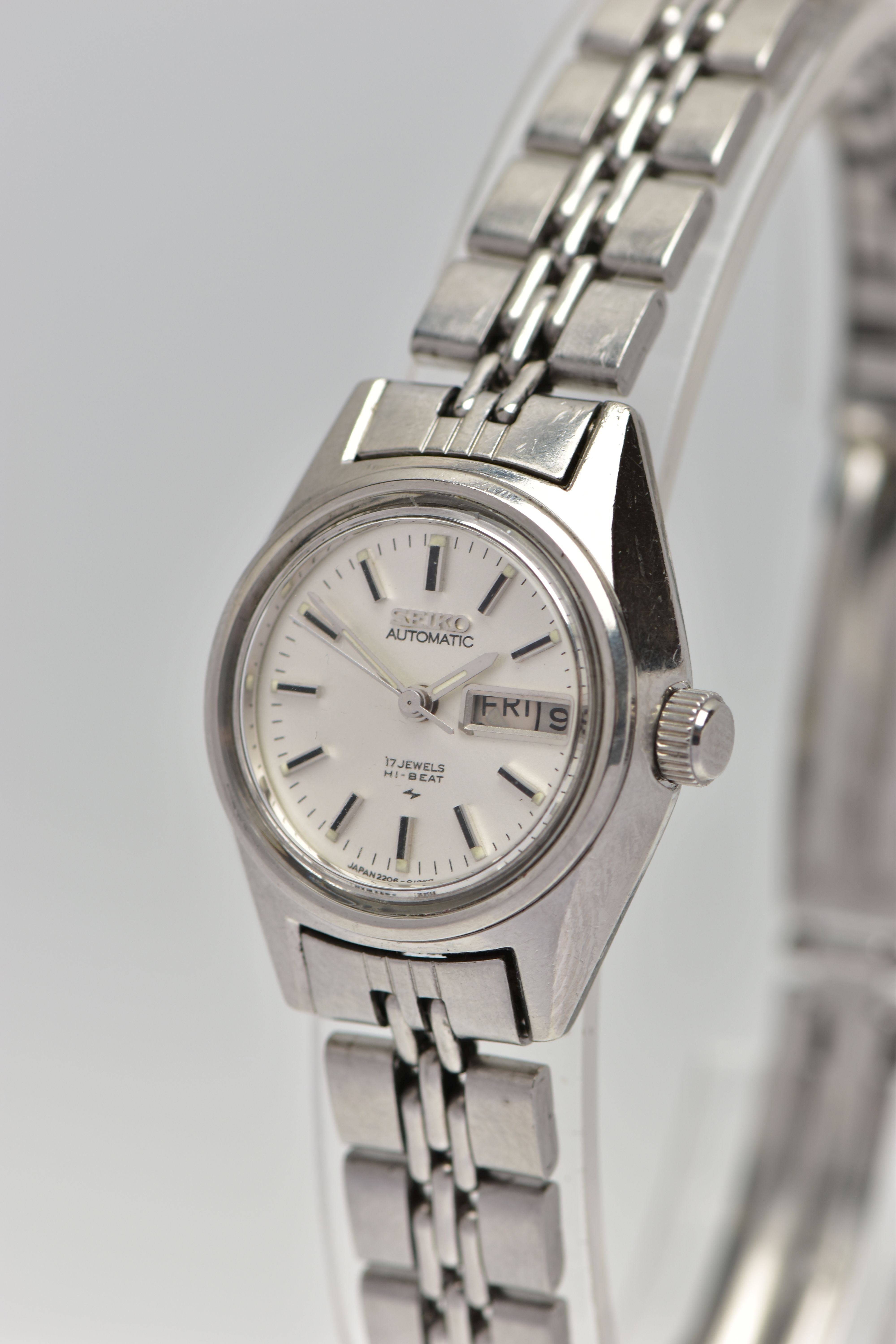 A LADIES 'SEIKO AUTOMATIC' WRISTWATCH, round silver dial signed 'Seiko automatic', day/date window - Image 3 of 6