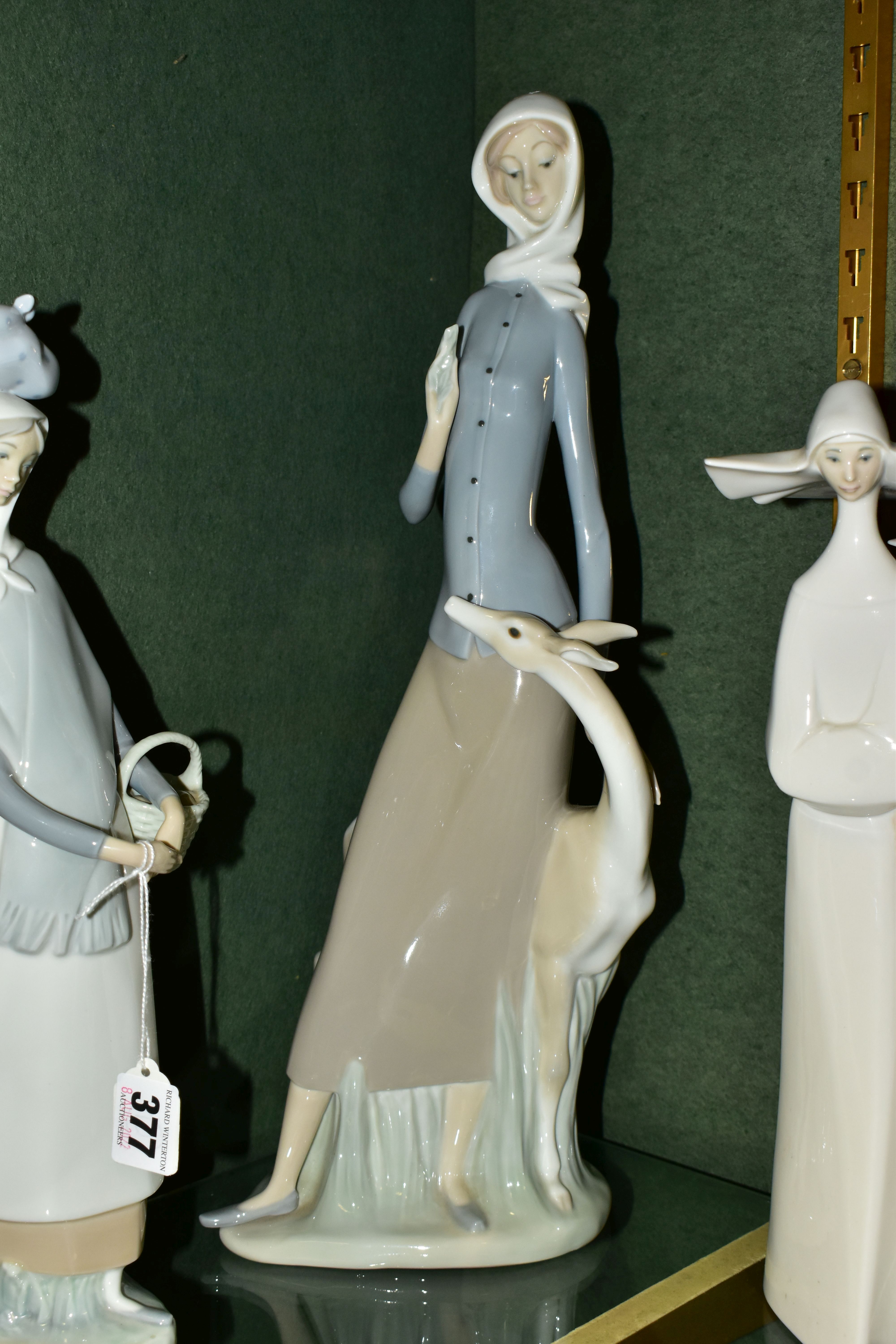 THREE LLADRO FIGURES / GROUPS SCULPTED BY FULGENCIO GARCIA, comprising Market Day Girl, modelled - Image 4 of 7
