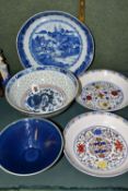 AN EARLY 19TH CENTURY CHINESE EXPORT BLUE AND WHITE PORCELAIN SHALLOW DISH AND FOUR PIECES OF 20TH /