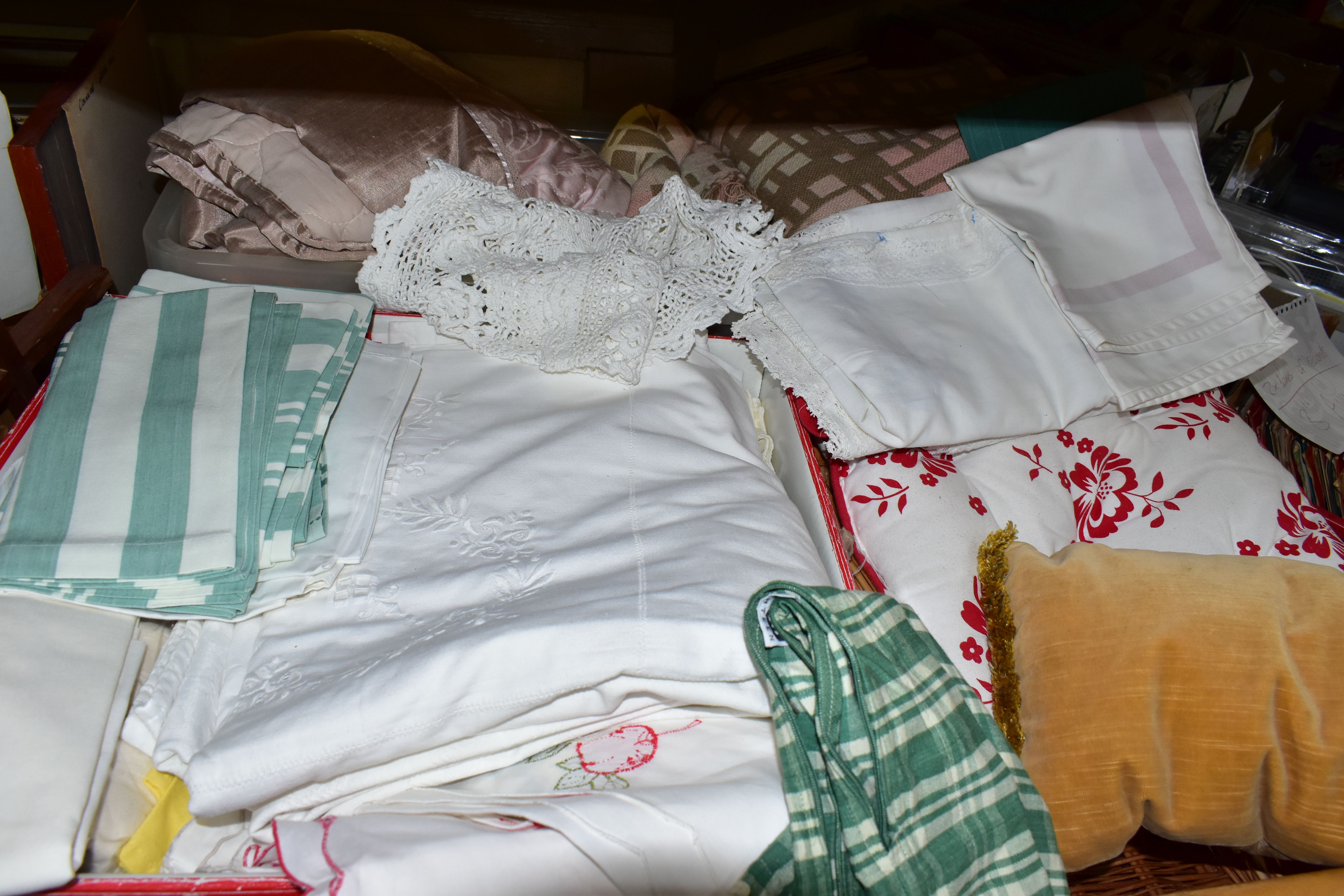 FOUR BOXES OF HOUSEHOLD LINENS, to include throws, cushions, cushion covers, tablecloths and - Image 3 of 3