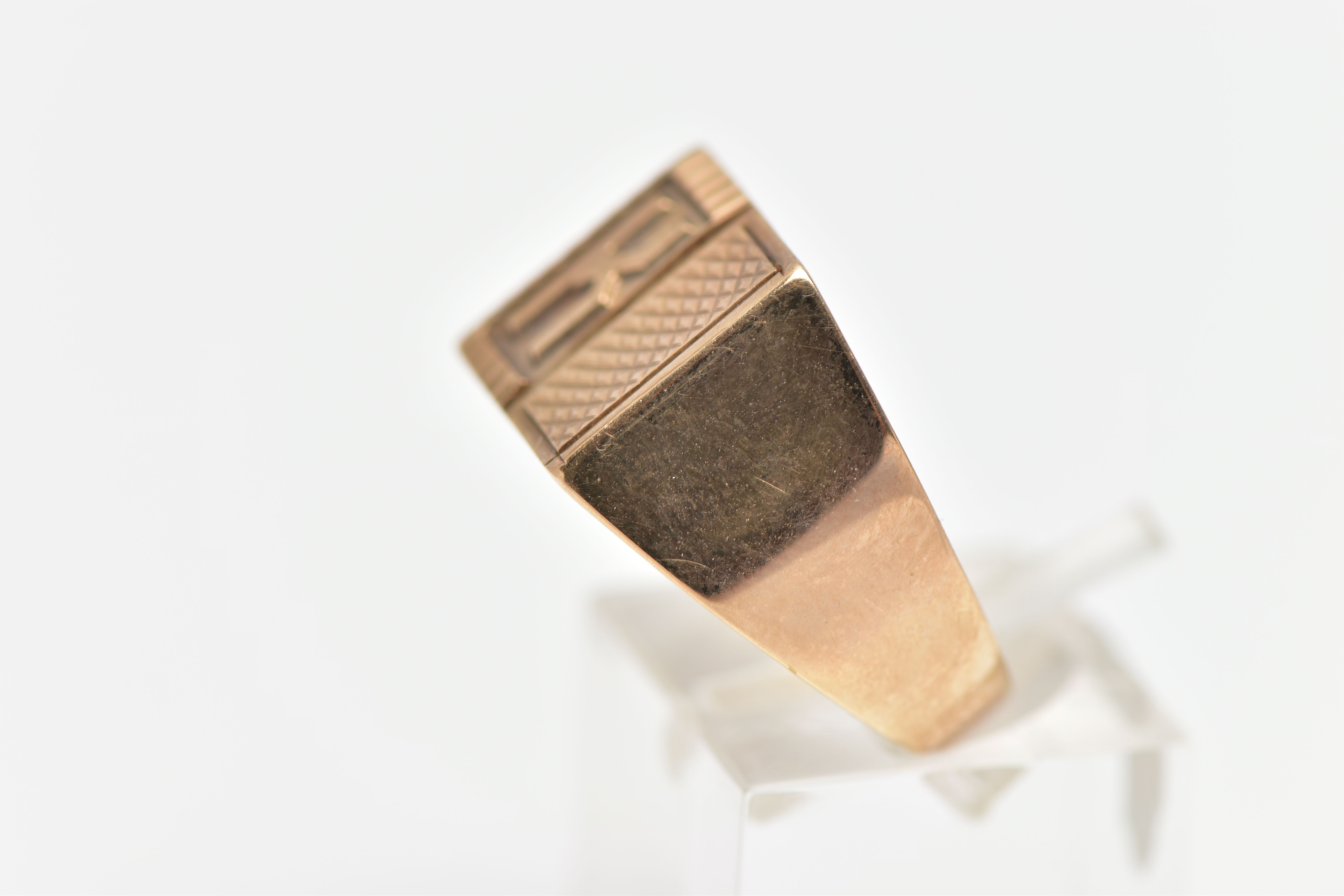 A 9CT YELLOW GOLD SIGNET RING, designed as an engine turned panel with the letter 'K', to the - Image 2 of 4