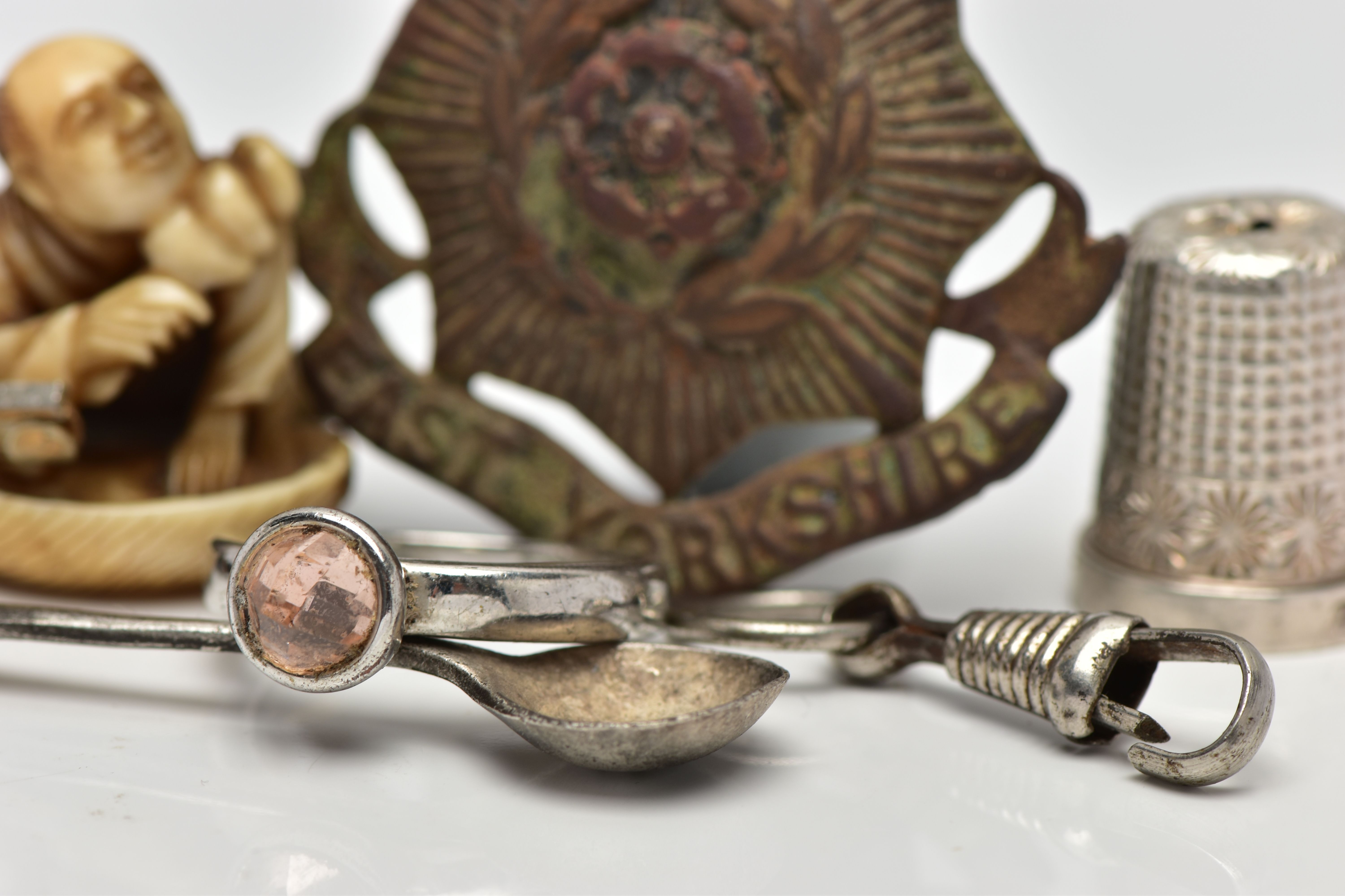 A SELECTION OF SUNDRIES, to include a silver thimble, hallmarked 'James Swann & Son' Birmingham - Image 3 of 6