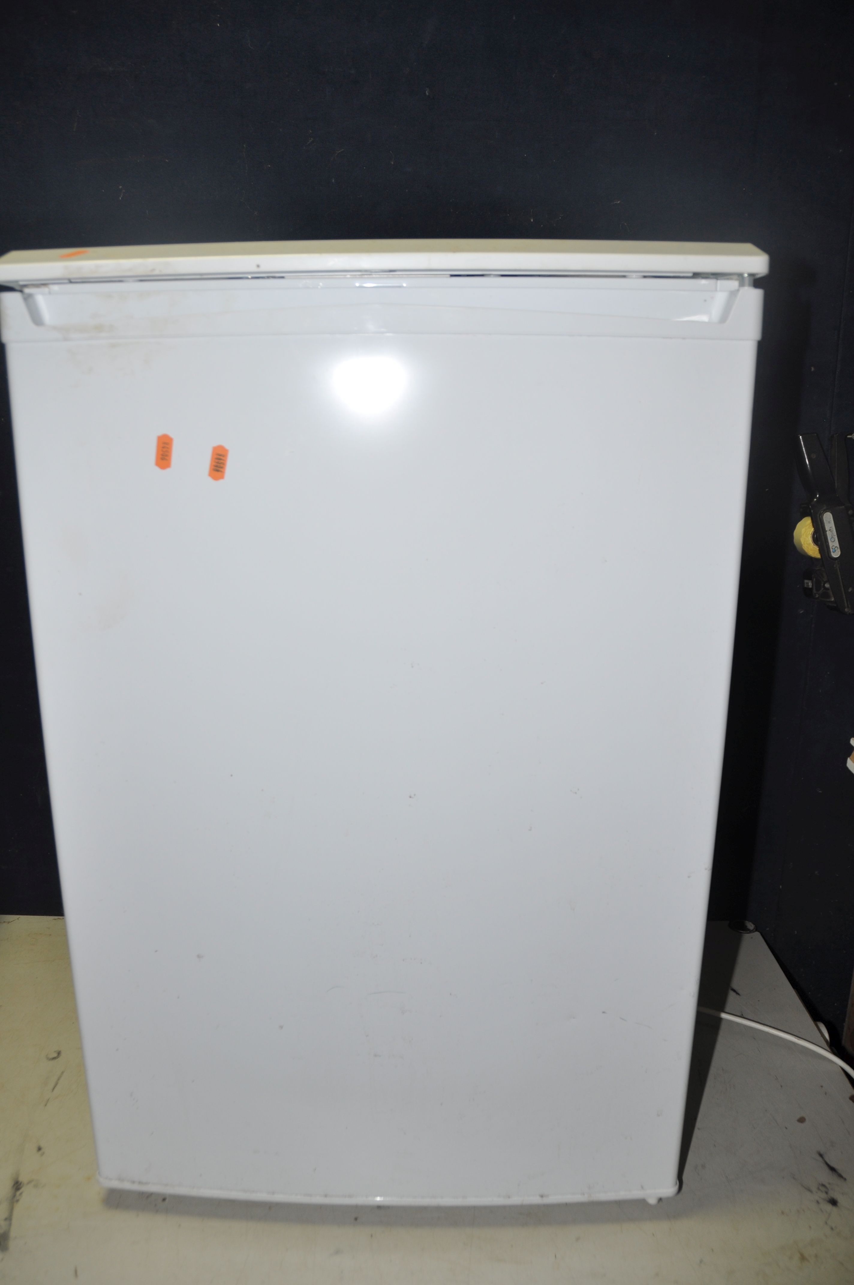 A ESSENTIALS CUF55W19 UNDERCOUNTER FREEZER, measuring width 55cm x depth 58cm x height 86cm (PAT