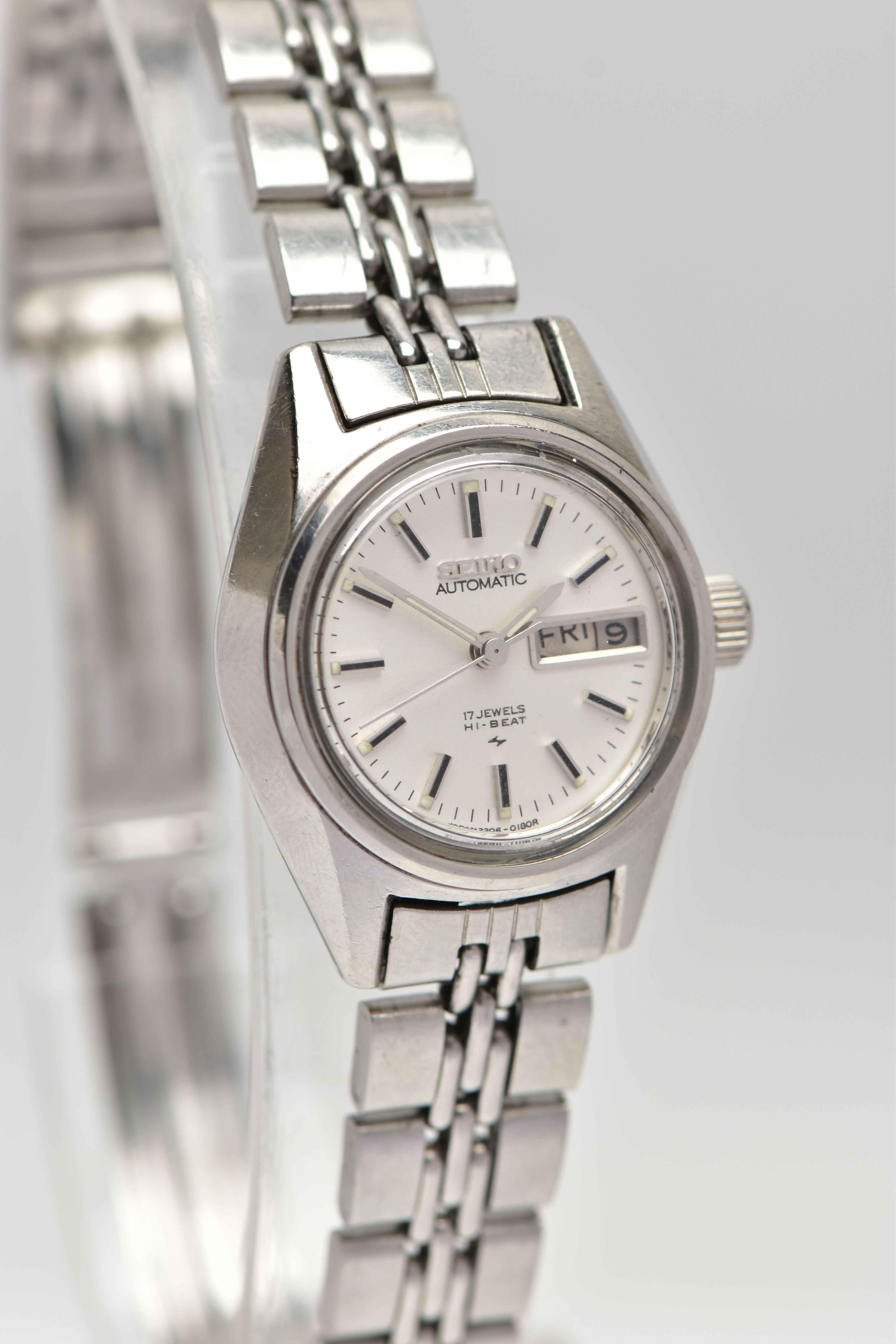 A LADIES 'SEIKO AUTOMATIC' WRISTWATCH, round silver dial signed 'Seiko automatic', day/date window - Image 2 of 6