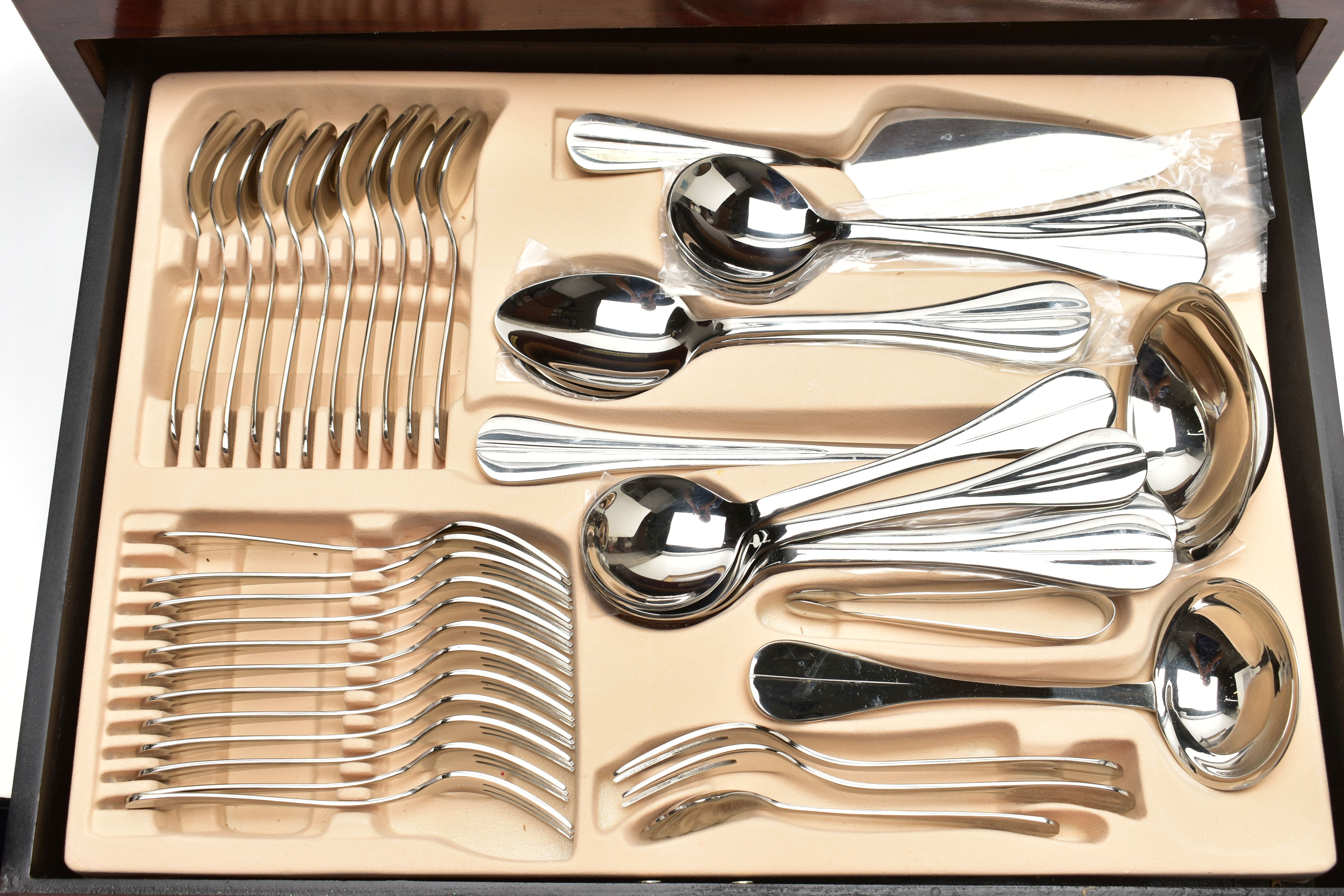 A COMPLETE 'WALTMANN UND SOHN' CANTEEN, complete twelve person table setting of cutlery, with - Image 4 of 6