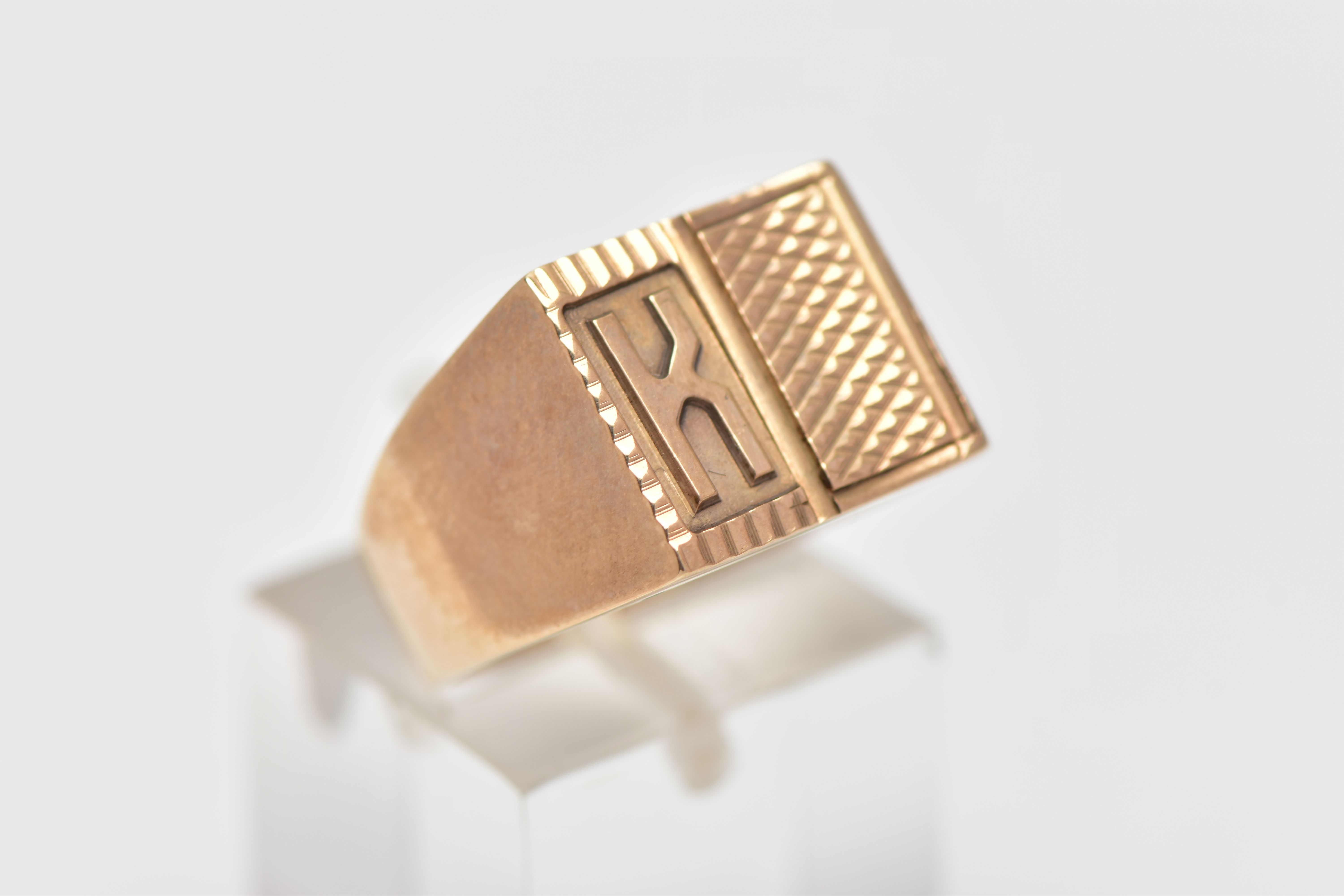 A 9CT YELLOW GOLD SIGNET RING, designed as an engine turned panel with the letter 'K', to the - Image 4 of 4