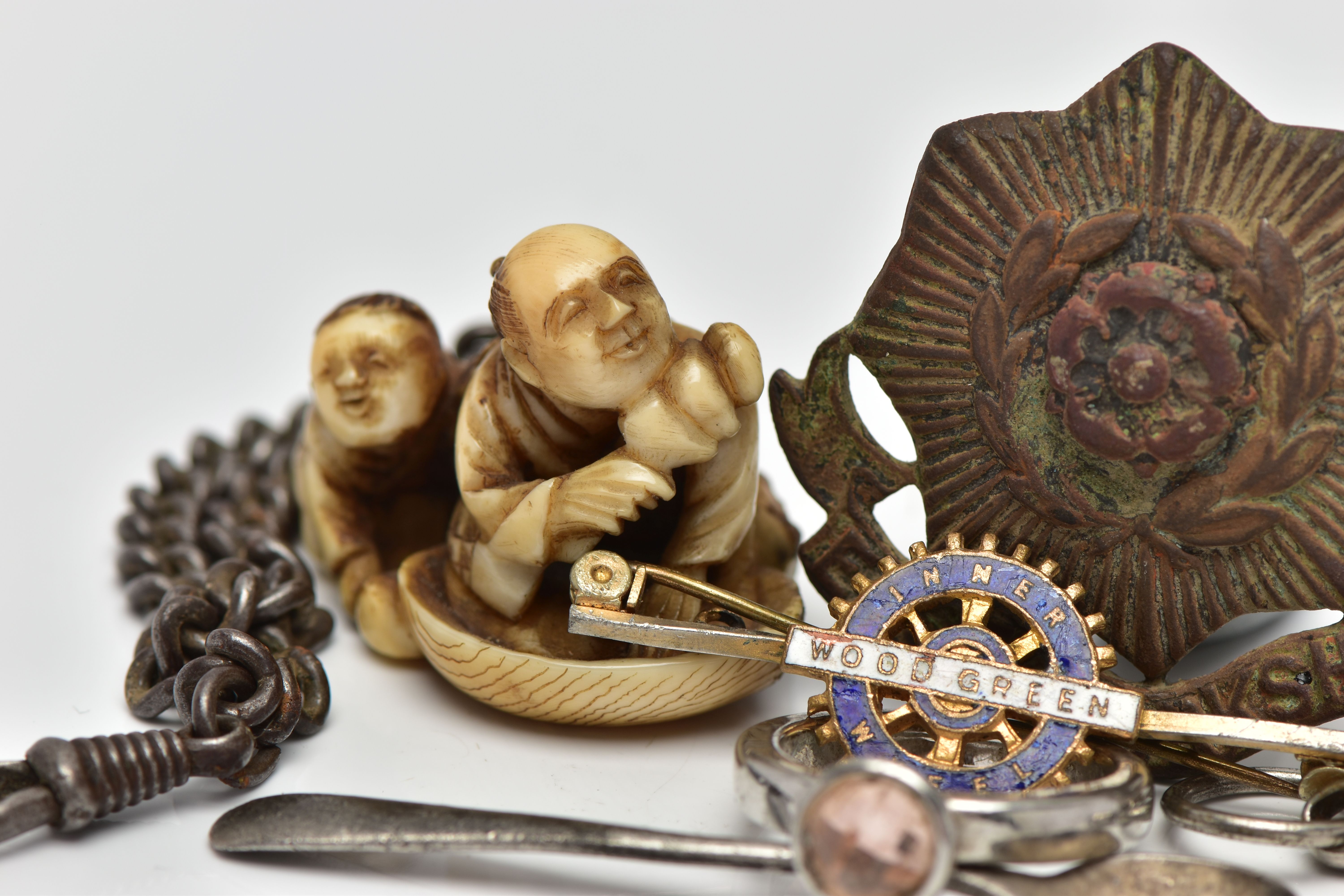 A SELECTION OF SUNDRIES, to include a silver thimble, hallmarked 'James Swann & Son' Birmingham - Image 5 of 6
