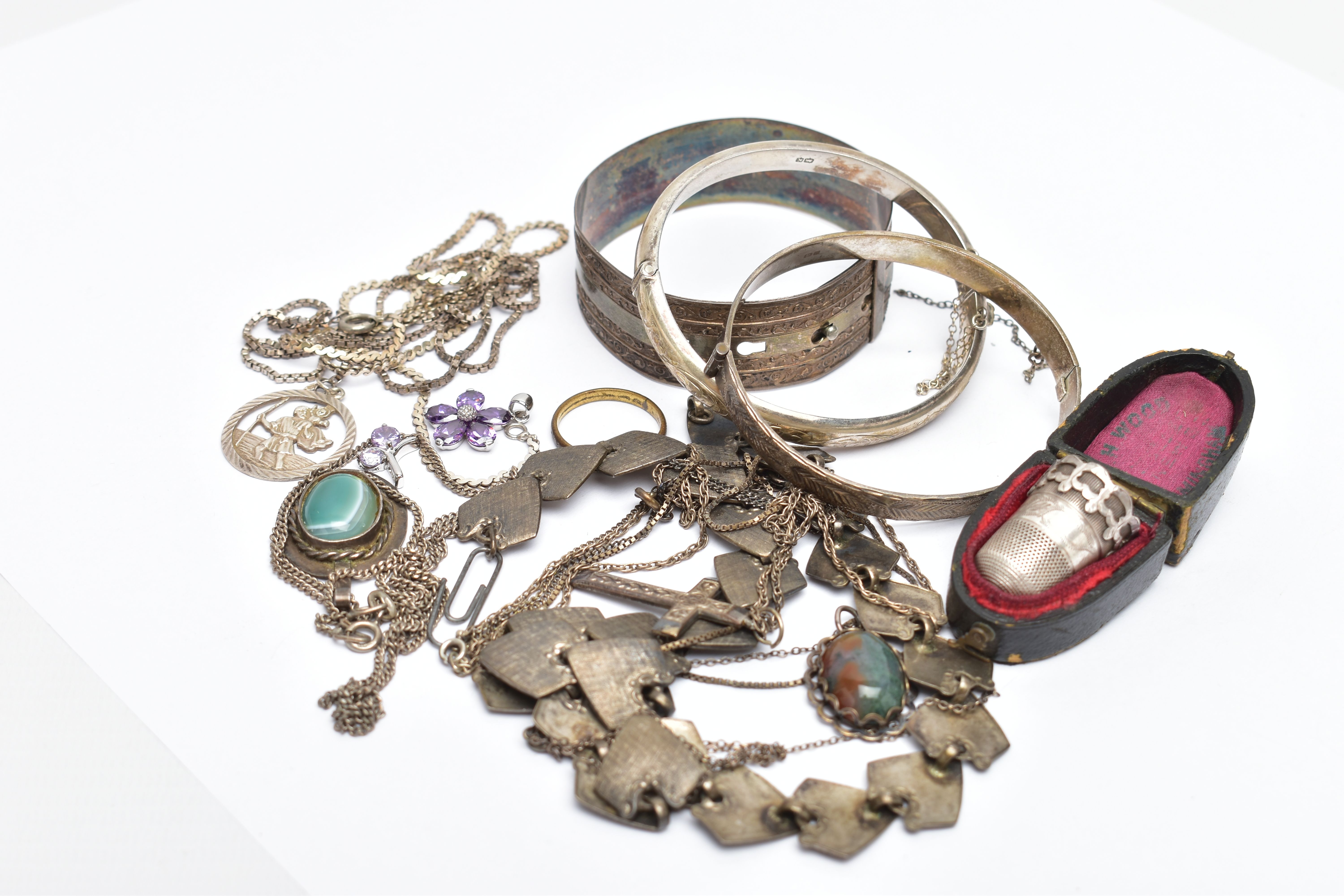 AN ASSORTMENT OF SILVER AND WHITE METAL JEWELLERY, to include a hinged silver domed bangle, engraved - Image 2 of 4