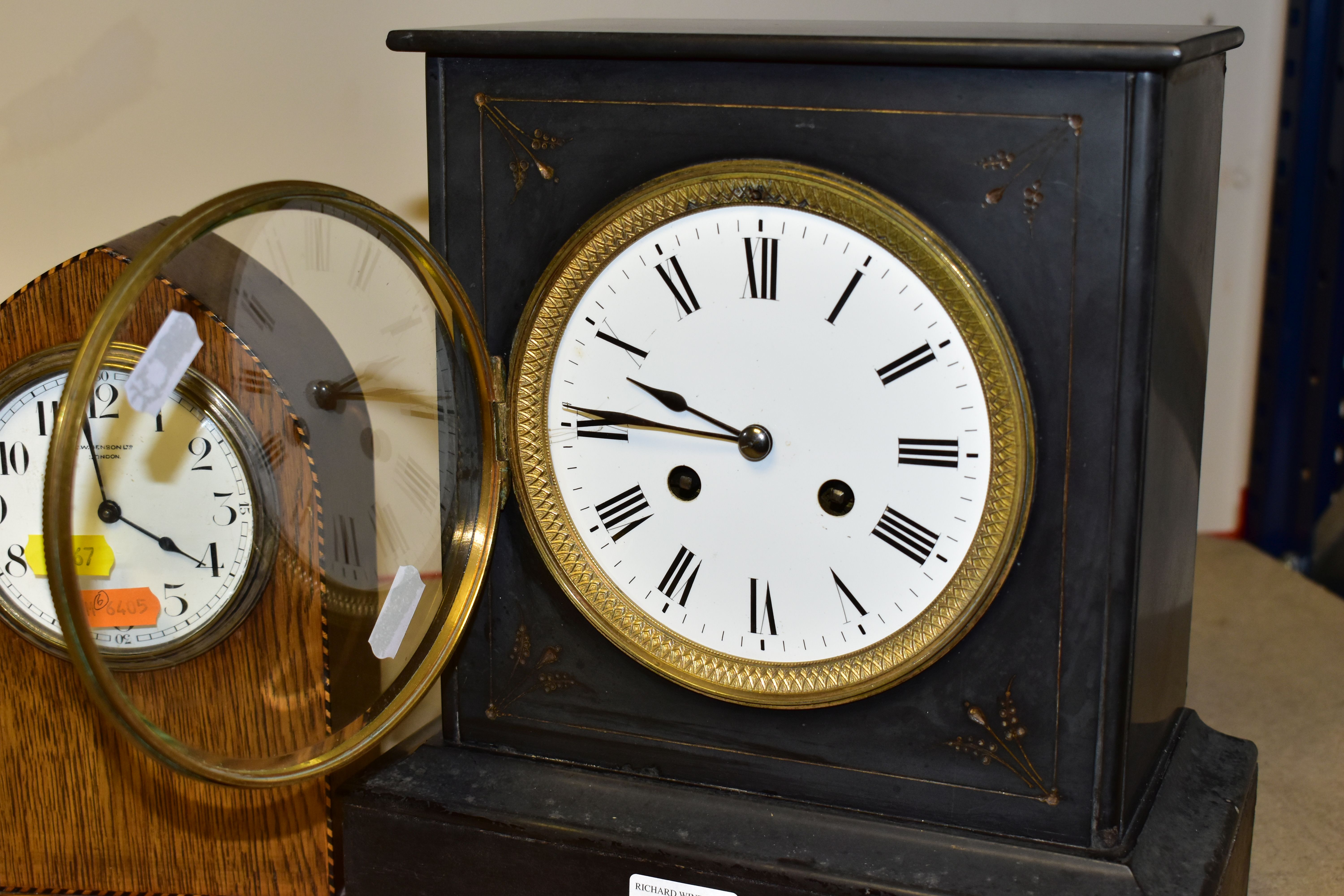 TWO MANTEL CLOCKS, to include an oak arched case mantel clock with inlaid banding, and white - Image 4 of 5