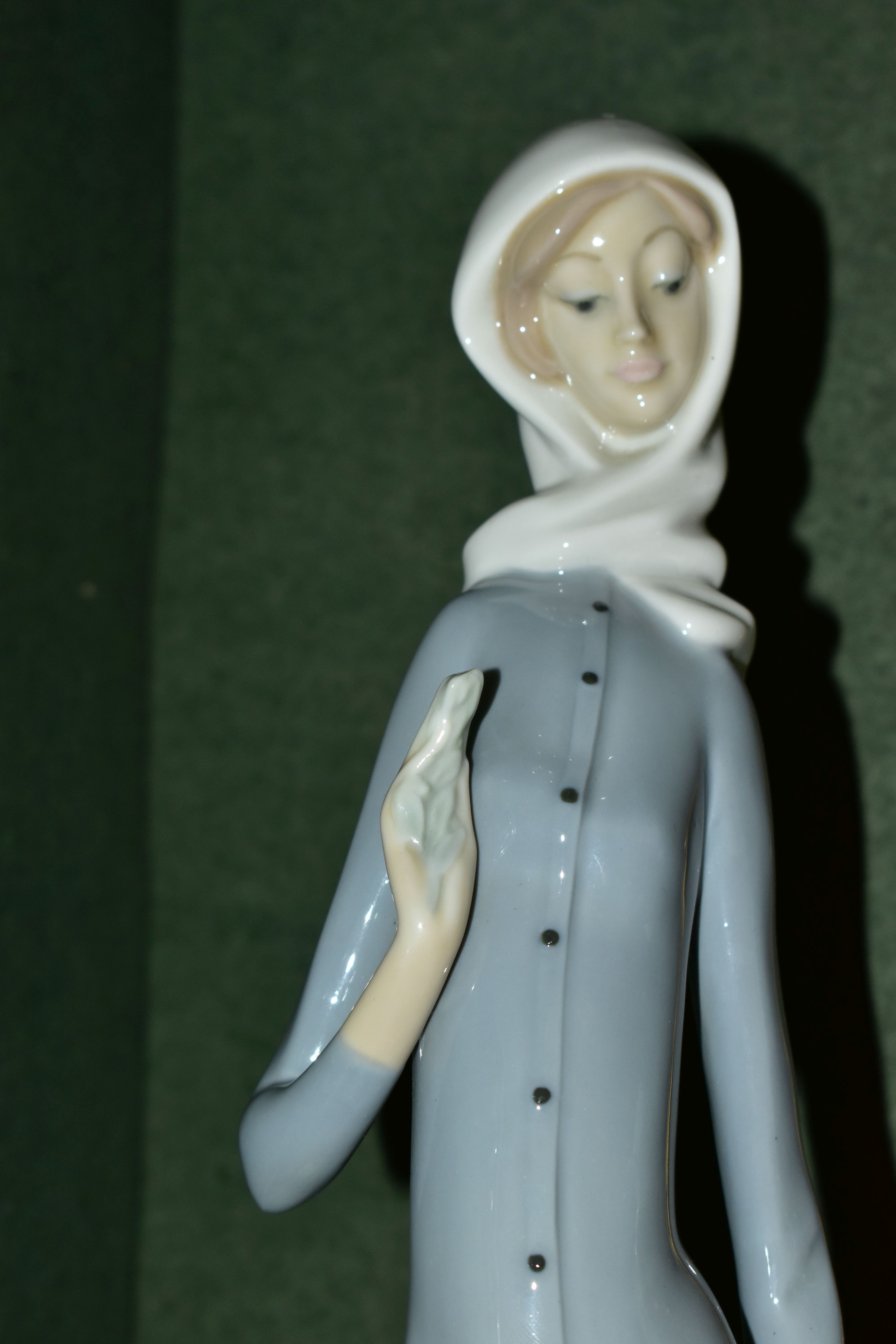 THREE LLADRO FIGURES / GROUPS SCULPTED BY FULGENCIO GARCIA, comprising Market Day Girl, modelled - Image 5 of 7