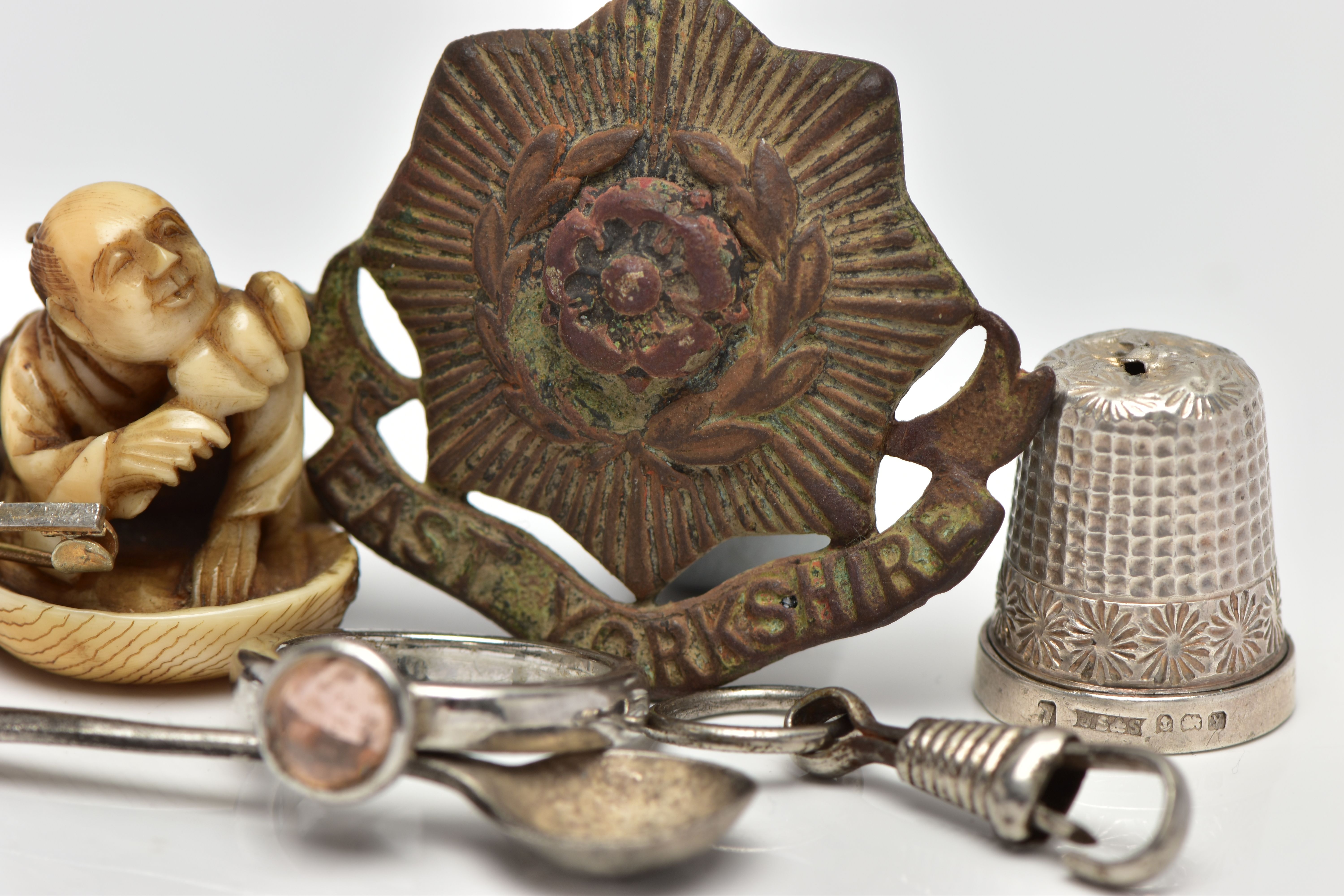 A SELECTION OF SUNDRIES, to include a silver thimble, hallmarked 'James Swann & Son' Birmingham - Image 4 of 6