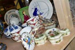 A SMALL COLLECTION OF CERAMICS, comprising Royal Worcester Palissy 'Royale Collection' three pill