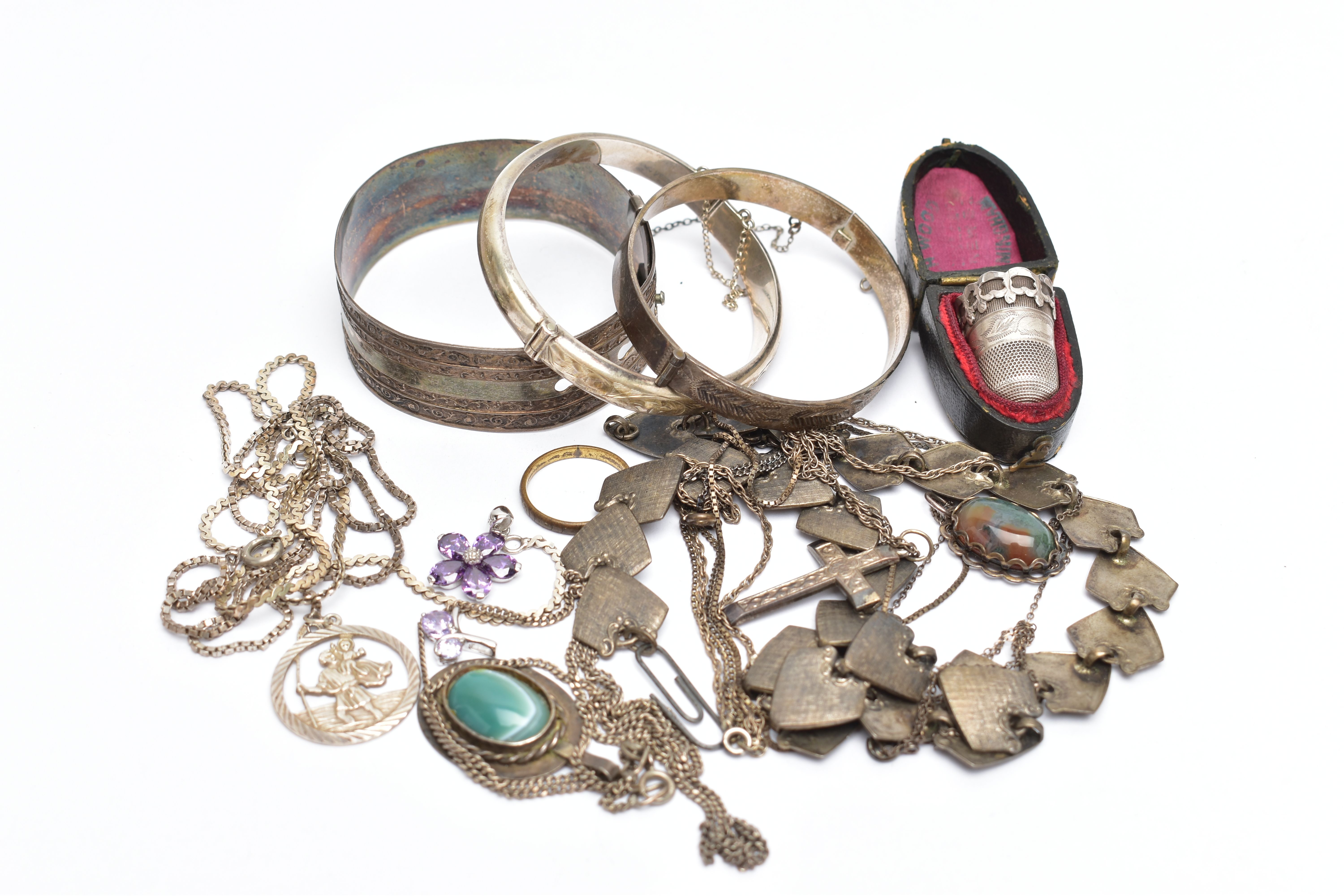 AN ASSORTMENT OF SILVER AND WHITE METAL JEWELLERY, to include a hinged silver domed bangle, engraved