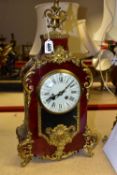 AN EARLY 20TH CENTURY FRENCH GILT METAL AND SIMULATED RED TORTOISESHELL MANTEL CLOCK, enamel dial