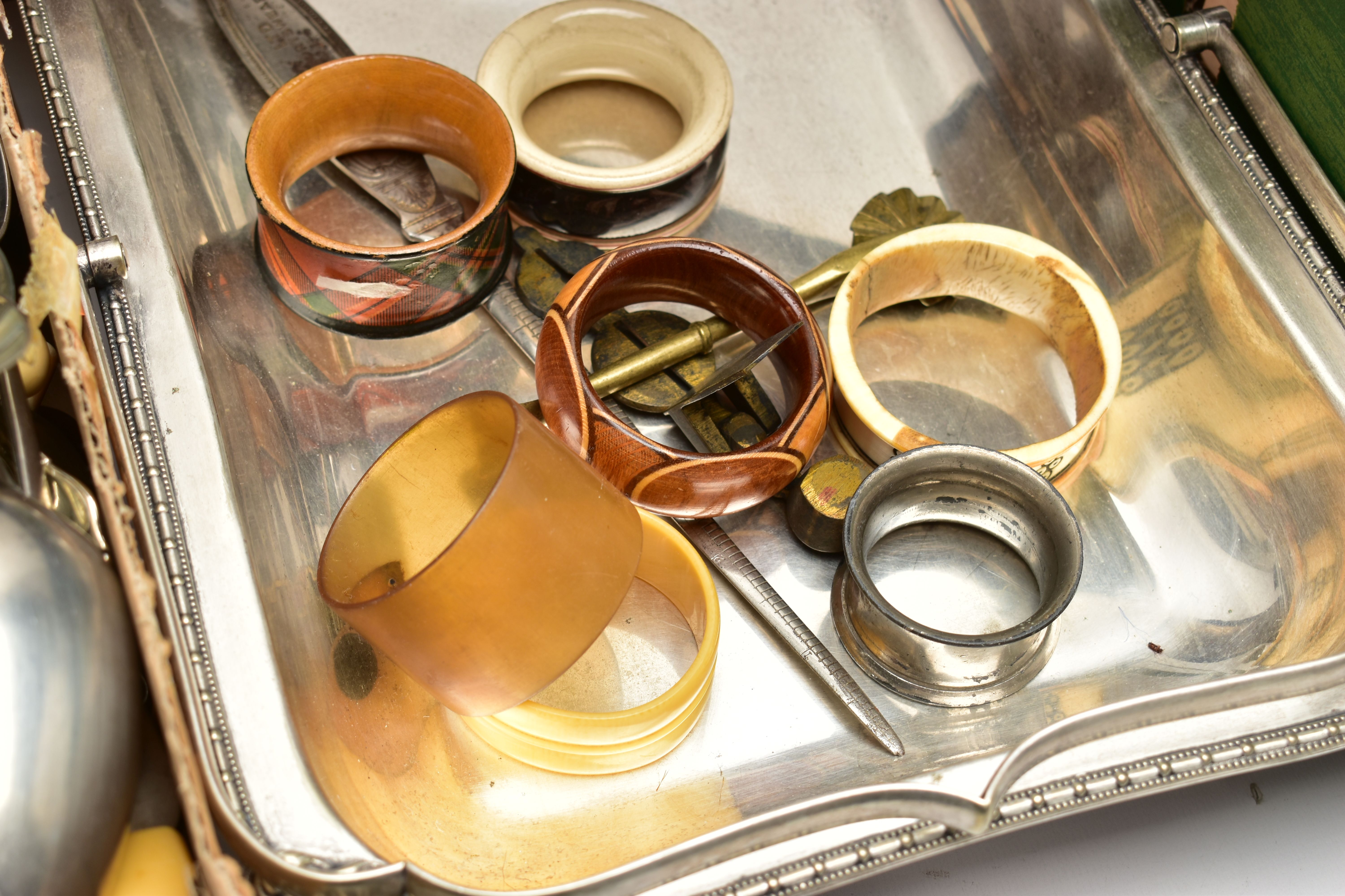 A BOX OF ASSORTED WHITE METAL WARE, to include a three piece silver plate on copper candle stick set - Bild 4 aus 7